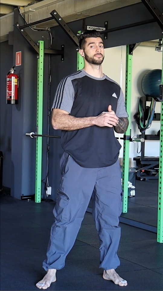 ❤️ Cardio voor Je Hartgezondheid: Versterk je Hart, Verhoog je Energie! ❤️
Cardio is essentieel voor het behouden van een gezond hart en het verbeteren van je algehele fysieke fitheid. Of je nu wandelt, fietst, jogt of zwemt, regelmatige cardio helpt je hart sterker te maken en je risico op hartziekten te verlagen. 🚴♂️🏃♀️
✅ Versterkt je hartspier en verbetert de bloedcirculatie ❤️
✅ Verhoogt je energie en uithoudingsvermogen ⚡
✅ Verlaagt bloeddruk en cholesterolgehalte 🩸
✅ Verbrandt vet en ondersteunt gewichtsbeheersing
✅ Verbetert je mentale gezondheid door stress te verminderen 🧘♂️
🔹 Tip: Streef naar minimaal 150 minuten matige cardio per week, zoals wandelen, fietsen of zwemmen, om je hartgezondheid te optimaliseren!
Woon je in Amsterdam Noord en wil je werken aan je hartgezondheid en algehele fitheid? 📍💪 Kom langs bij @original_physic
📍 Original Physic - Gedempt Hamerkanaal 10, 1021 KM Amsterdam
🔗 Meer info & training boeken → www.kebkokabakibi.com & www.originalphysic.nl
💬 Wat is jouw favoriete cardio activiteit? Deel het in de reacties! ⬇️
#CardioVoorGezondheid #PersonalTrainerAmsterdam #Hartgezondheid #AmsterdamNoord #FitMetKEBKO #GezondLeven #FunctioneleFitness #VersterkJeHart #CardioTraining #Stressvermindering #GezondeLevensstijl #TrainVoorHetLeven #DuurzameGezondheid