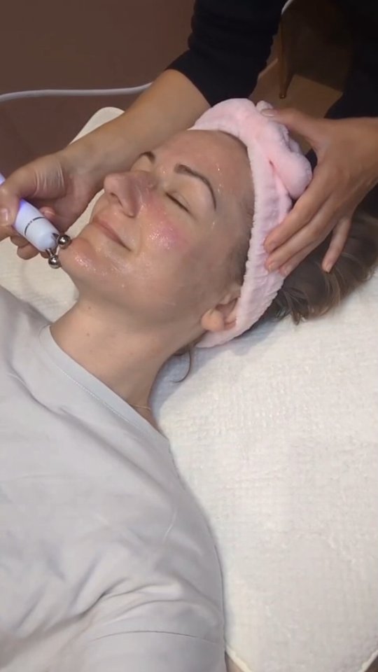 ✨️ La radiofréquence ✨️
Elle offre un véritable coup d’éclat, la radiofréquence stimule la production naturelle de collagène et d’élastine, raffermit les tissus et redessine l’ovale du visage.
Résultat : un visage plus tonique et lumineux! 💆♀️
A retrouver dans le soin Hydrofacial Haute technologie !
20€ offerts pour votre premier soin 💝
.
.
.
@lalcove
#soinvisageantiage #soinvisageclamart #clamart #clamartbienetre #hydrafacialclamart #promoclamart #promohydrafacial