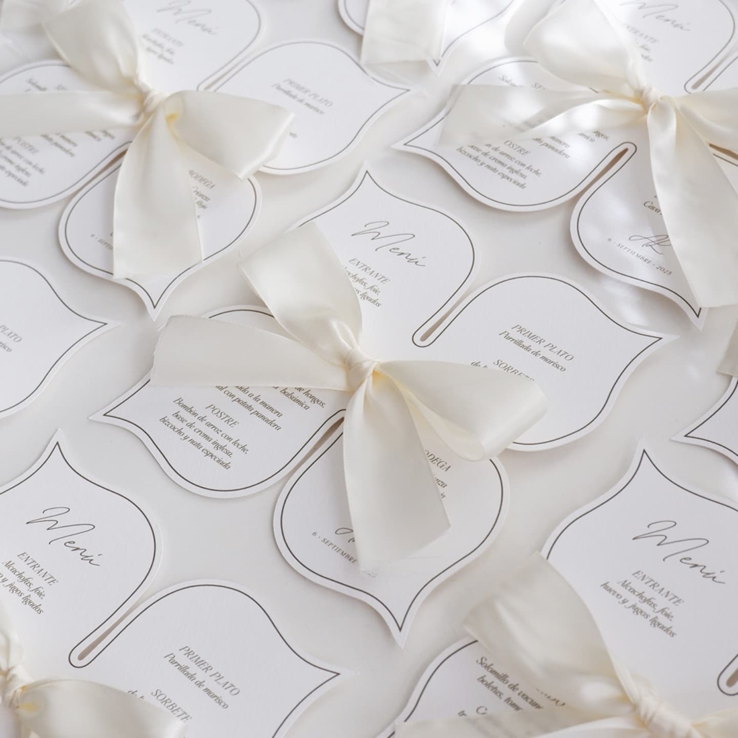 Un mes antes de la boda me tomé un café con Leire ☕️. Recuerdo cómo, con una sonrisa llena de ilusión, me enseñó su vestido.
Me habló de lo que significaba para ella: sencillez, elegancia… pero con un toque especial. Hablamos de las flores y de la decoración...
Ese momento me marcó. Su manera de describirlo hizo que cambiara mi forma de imaginar la papelería de su gran día. Así nació este menú, inspirado en la hortensia —la flor principal de su boda y de su ramo—, buscando reflejar en cada trazo lo mismo que transmitía ella: pureza, delicadeza y cariño.
Un diseño sencillo, limpio y elegante… pero con ese pequeño “toque” que lo hace único, como ella. @leirejimenezrobles