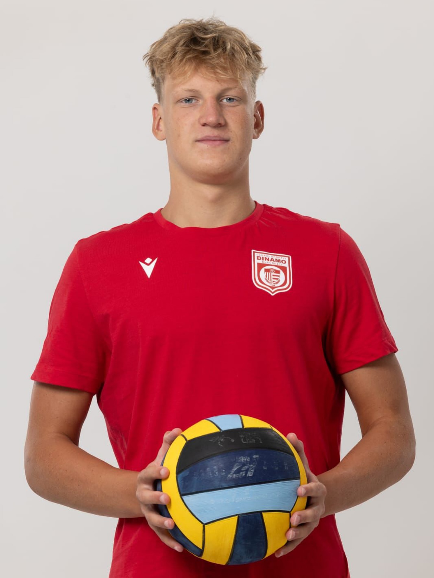 Draugi, mums ir lieliskas ziņas! 🌊
Mūsu sportists, Latvijas ūdenspolo federācijas audzēknis Matvejs Paško, ir pievienojies profesionālajai ūdenspolo līgai! 🔥
Mēs lepojamies ar viņa centību, neatlaidību un ticību sev. Vēl viens spilgts piemērs tam, ka Latvijas ūdenspolo skola spēj izaudzināt sportistus starptautiskā līmenī! 🇱🇻💪
Novēlam Matvejam panākumus, skaļas uzvaras un neaizmirstamas emocijas jaunajā karjeras posmā. Mēs ticam, ka priekšā ir tikai lieliski sasniegumi!❤️💪🤽♂️