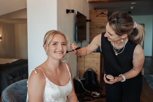 🤍🔥
Ich sage jeder Braut: Strahlende Haut ist die beste Make-up Grundlage.
Deshalb mein Geheimtipp: Kollagen schon vor dem großen Tag starten ✨
📸 @doris.bildermitherz
#collagenbeautybooster #brautstylingchiemgau #mariasfrisurenwerkstatt #visagist #beautypinkdrink #déesse #makeupartistchiemgau