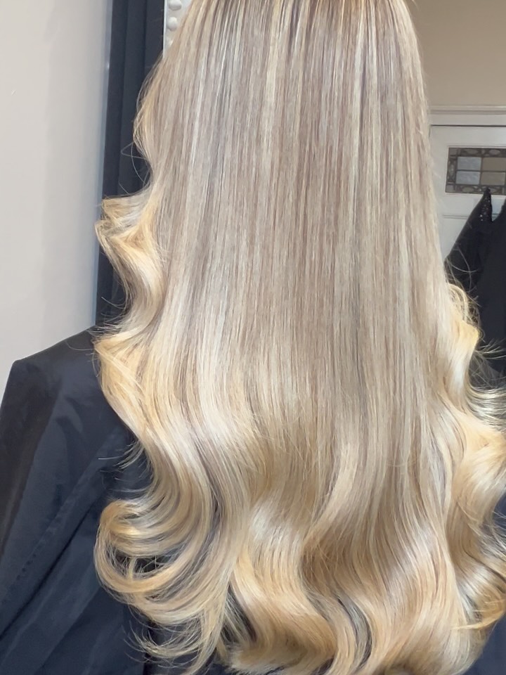 buttery blonde highlights 🧈✨
🌟complimentary colour + extensions consultations are available this week! consultations are required for new clients 48 hours prior to colour appointment🌟
service 🤩 half head highlight, toner, cut, blowdry + wanding 🤩
💰 £145
based - @studioluxe.liverpool - Rodney Street, Liverpool L1 9EH📍
📱enquiries - contact button + DM
📱book - link on profile
products used -
@lorealpro @schwarzkopfprouk
@lorealuki @schwarzkopfpro
@loreal @schwarzkopf
@lorealpro_education_uki @rosieoconnorprohair
@salonsdirect @sallyserskineliverpool
@beautylaunchpad
@hairdressersjournel
i don’t edit my pictures 📸
~
#hairbylucyansboro #studioluxe #studioluxeliverpool
#beautylaunchpad #hairdressersjournal #lorealcolourspecialist #liverpool #liverpoolhair #colourspecialist #blondespecialist #balayagespecialist #liverpoolhairspecialist #liverpoolbalayage #bohoblondetechnique #iambohoblonde #transformationtechnique #balayagetransformation #blondetransformation #extensions #liverpoolhairextensions