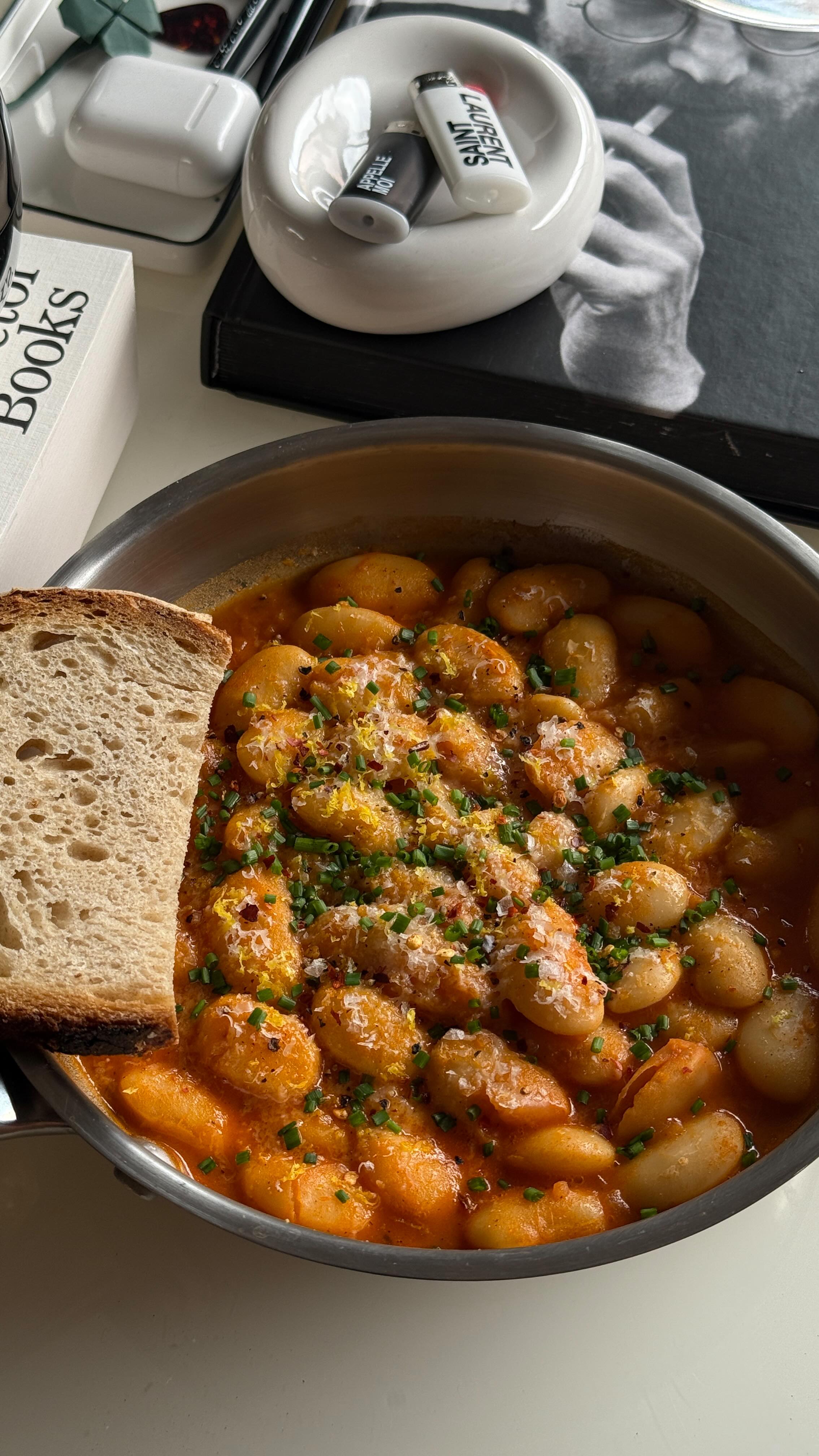 jazzed up judión beans
garnished with lemon zest, parm, chilli flakes, black pepper, flakey sea salt and chives with some sourdough on the side