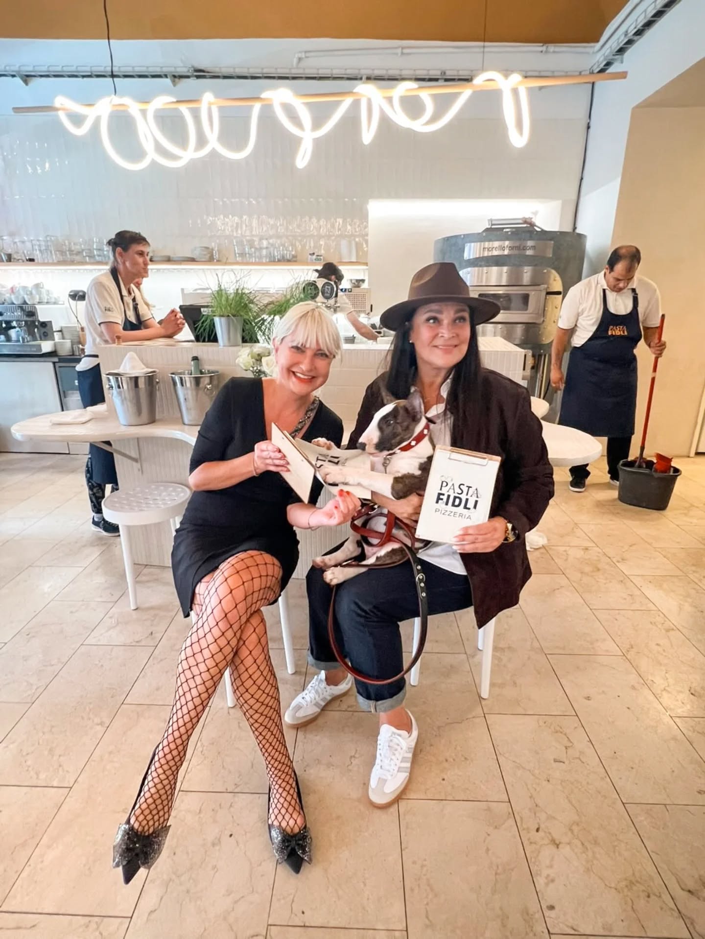 Naše pizzeria Pasta fidli je pokřtěná! Naše @barbaranesvadbova a @mahulena_bocanova_official společně vytáhly křupavou pizzu z pece a oficiálně tak otevřely dveře k novému příběhu plnému chutí, vůní a dobré energie. Děkujeme moc! 🩷
Díky, že v tom jedete s námi – ať už naživo, nebo tady na sítích. 💛
Teď už pec jede naplno a těšíme se, až se potkáme u stolu!
#pastafidli #pizzeria #Etincellecz #hendikepeneniprekazka #socialnipodnik #nověotevřeno