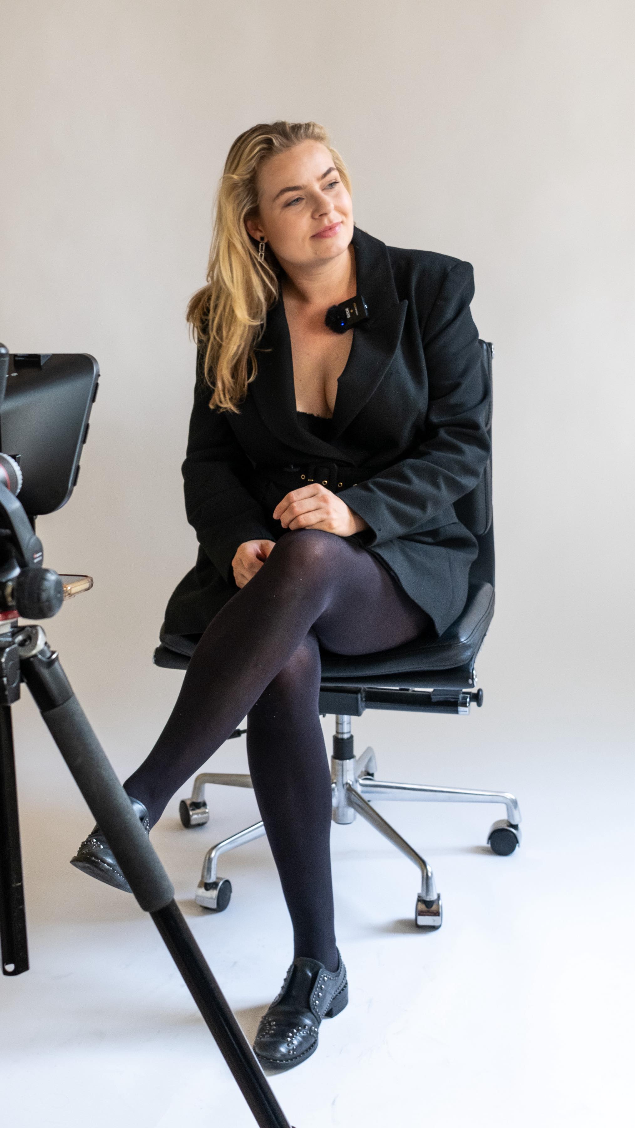 HER Boutique Photo/ Video Studio ✨ makes it accesible and affordable to have your regular shoots at a beautiful central spot. 📸🎥
2 hours/ half day/ full day.
- 30% discount for HER members
40 m2 at Marineterrein Amsterdam
incl. 2 x Bowens flash light 500 watt
COMING SOON: Portrait photography workshops and Video interview & light workshops!
DM for more info x
#herboutiquestudio #cameralightsaction