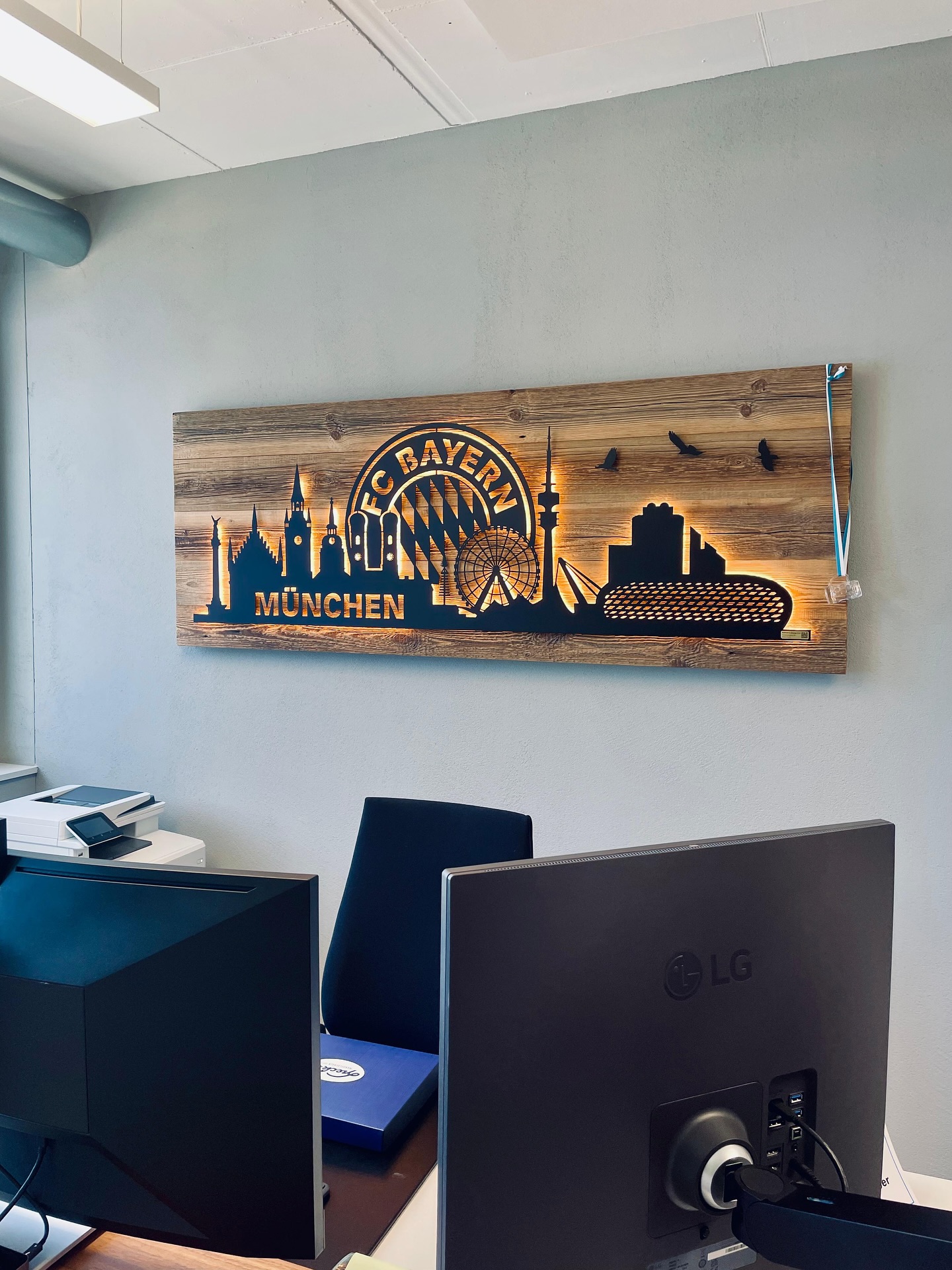 #fcbayernmünchen#dankeschön#mjm#art#design#altholz#stahlblech#led#fussball#münchen#miasanmia#inneneinrichtung#innenausbau#schönerwohnen