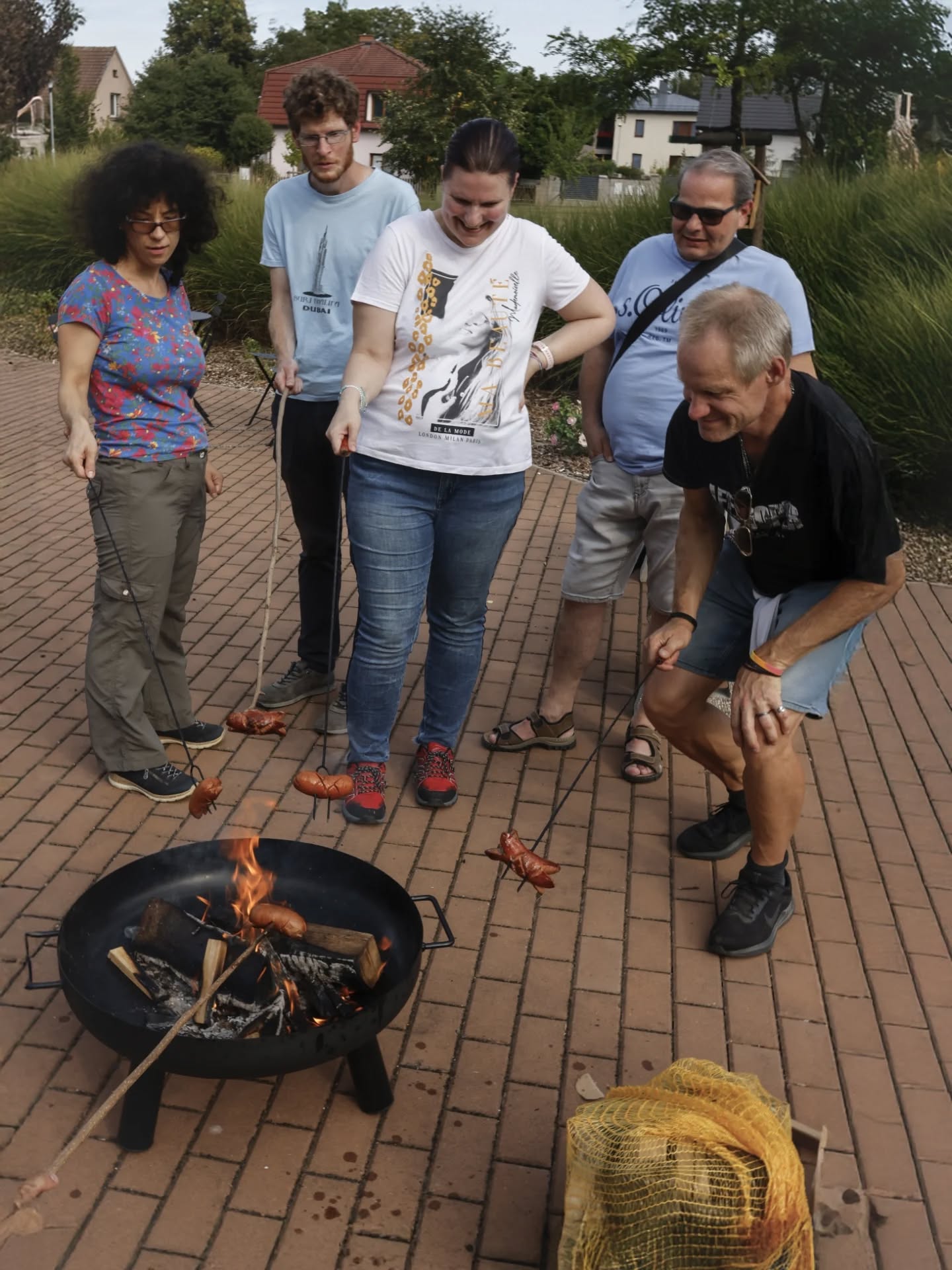 🎂 Etincelle slaví 20. narozeniny! 🎂
Už dvacet let společně ukazujeme, že hendikep není překážka.
Každý den píšeme příběhy lidí, kteří dokazují, že smysluplná práce a lidská důstojnost patří všem. Z malého občanského sdružení jsme vyrostli ve významného zaměstnavatele lidí s hendikepem. Ke stále větší rodině bister, kaváren a pekařství přibyl i penzion na Šumavě s pražírnou kávy a úplně čerstvým přírůstkem je právě otevřená pizzerie. Vše doplňují úklidové party, prádelna a farma. A rosteme dál, a přitom naše poslání zůstává stejné: otevírat dveře tam, kde bývají zavřené.
Děkujeme všem kolegům, partnerům i vám – bez vaší podpory by náš příběh nebyl možný. 🙏
A jak slavíme? Samozřejmě, že společně. 💛
#Etincellecz #20let #Narozeniny #socialnipodnik #hendikepneniprekazka #normalnijebytruzny #slavíme