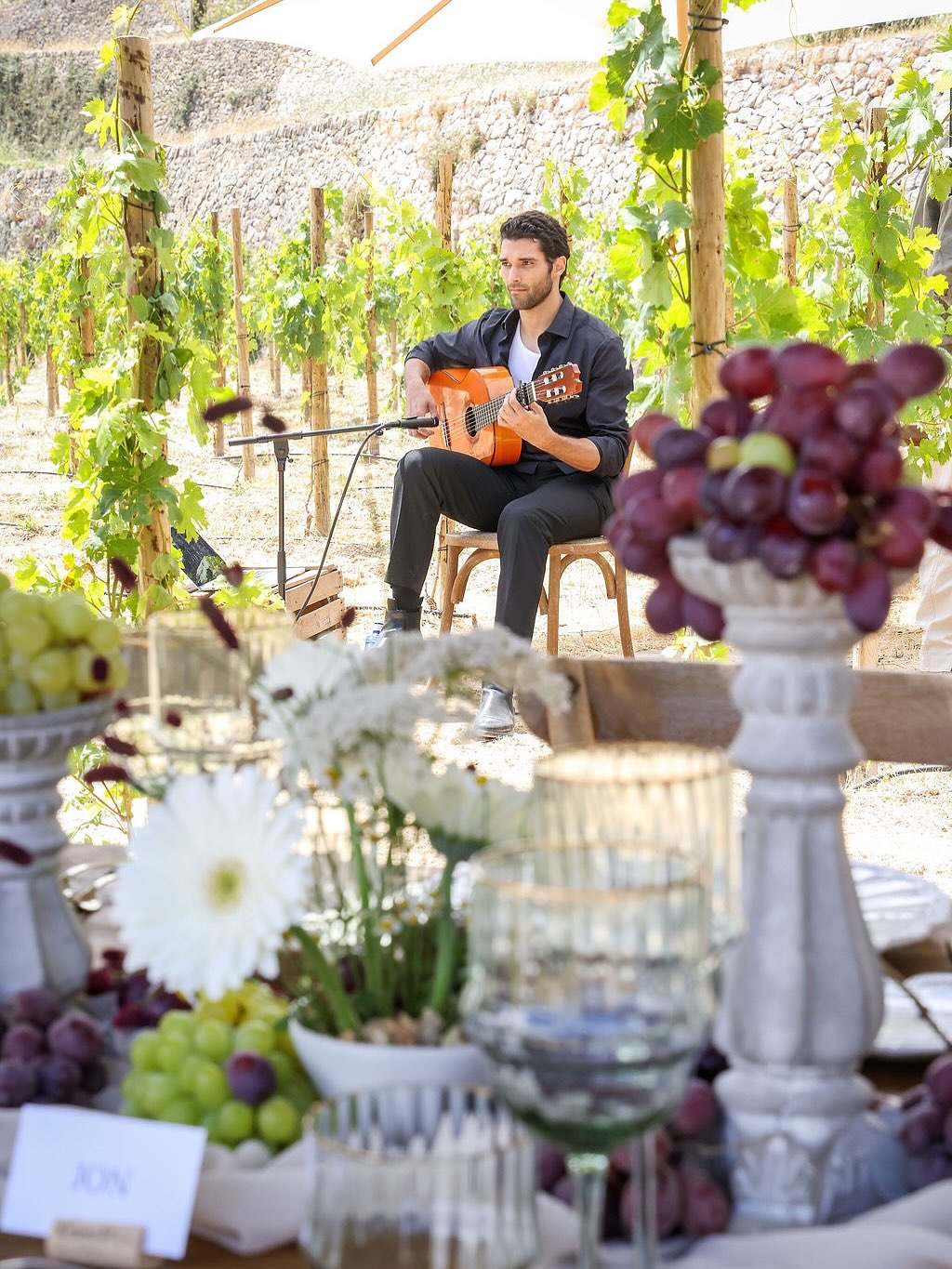 Celebrating life’s sweetest notes amongst the vines: Fine wine, cherished friends, Spanish strings 🍇🍷
Planning: @daisyamodioevents
Photography: @theysaidyesphotos
Venue: @sonbunyola
Flowers & production: @bombillas_y_flores
Sound: @panela.productions