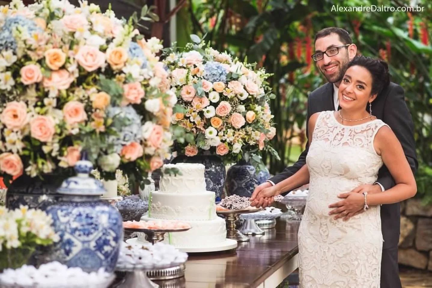 Fernanda e Benjamin moram nos Estados Unidos, mas escolheram o Brasil para celebrar o grande dia. Eles confiaram de olhos fechados em nosso trabalho para organizar cada detalhe, o mesmo à distância! O resultado? Um Destination Wedding inesquecível no Casarão Penedo, em meio às montanhas e à natureza exuberante da serra.
@casorio_perfeito
@festahmoveis @elianesalgadolocacao
@dogarimpo @alugueldevelas
Buffet: @artedossabores
Bolo e bem casados: @casalgarciabolos
Doces: @armazemdocacau
Dj: @djjuniornogueira
Make: @carolmagliari
Convite: @papelalacarte
Local: @casarao_penedo
#casorioperfeito
#decorcasorioperfeito #DestinationWedding #CasarãoPenedo #CasamentoNaSerra #WeddingBrasil #CasamentoJudaico #CasamentoDosSonhos