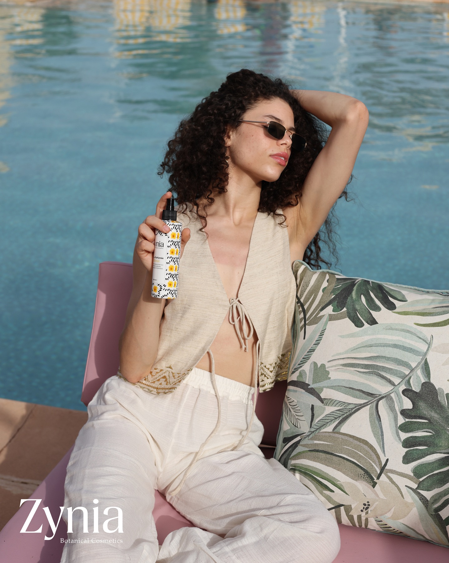 🌞 Brume parfumée au monoï 🌺
Hydrate, rafraîchit et enveloppe votre peau de douceur, pendant ou après l’exposition solaire, grâce à sa richesse en glycérine. ✨