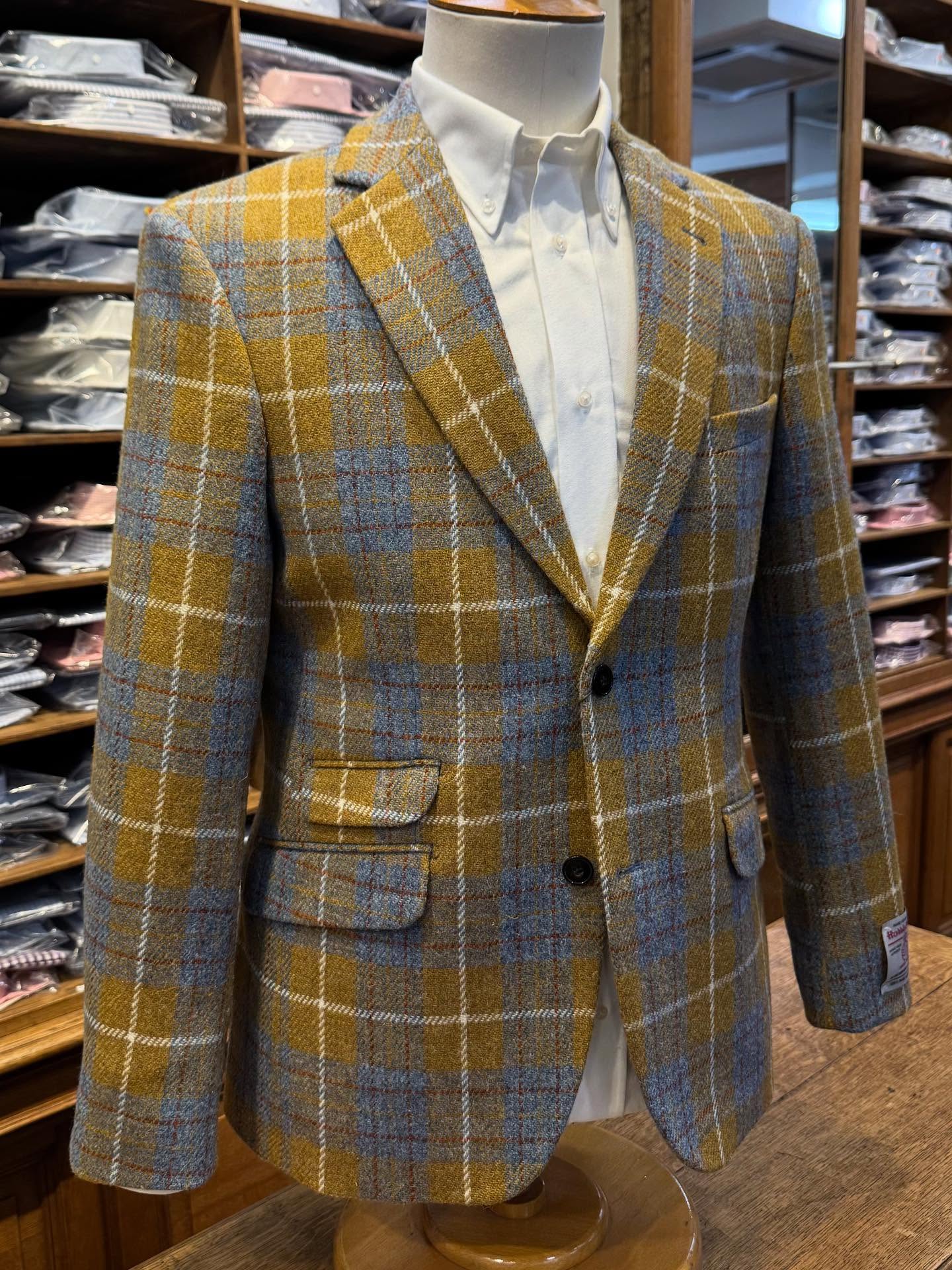 DĂ©couvrez cette veste en Harris Tweed, un tissu dâexception tissĂ© main en Ăcosse, reconnu pour son Ă©lĂ©gance intemporelle et sa durabilitĂ©.
#HarrisTweed #AutomneHiver #StyleMasculin #ĂlĂ©gance #Menswear