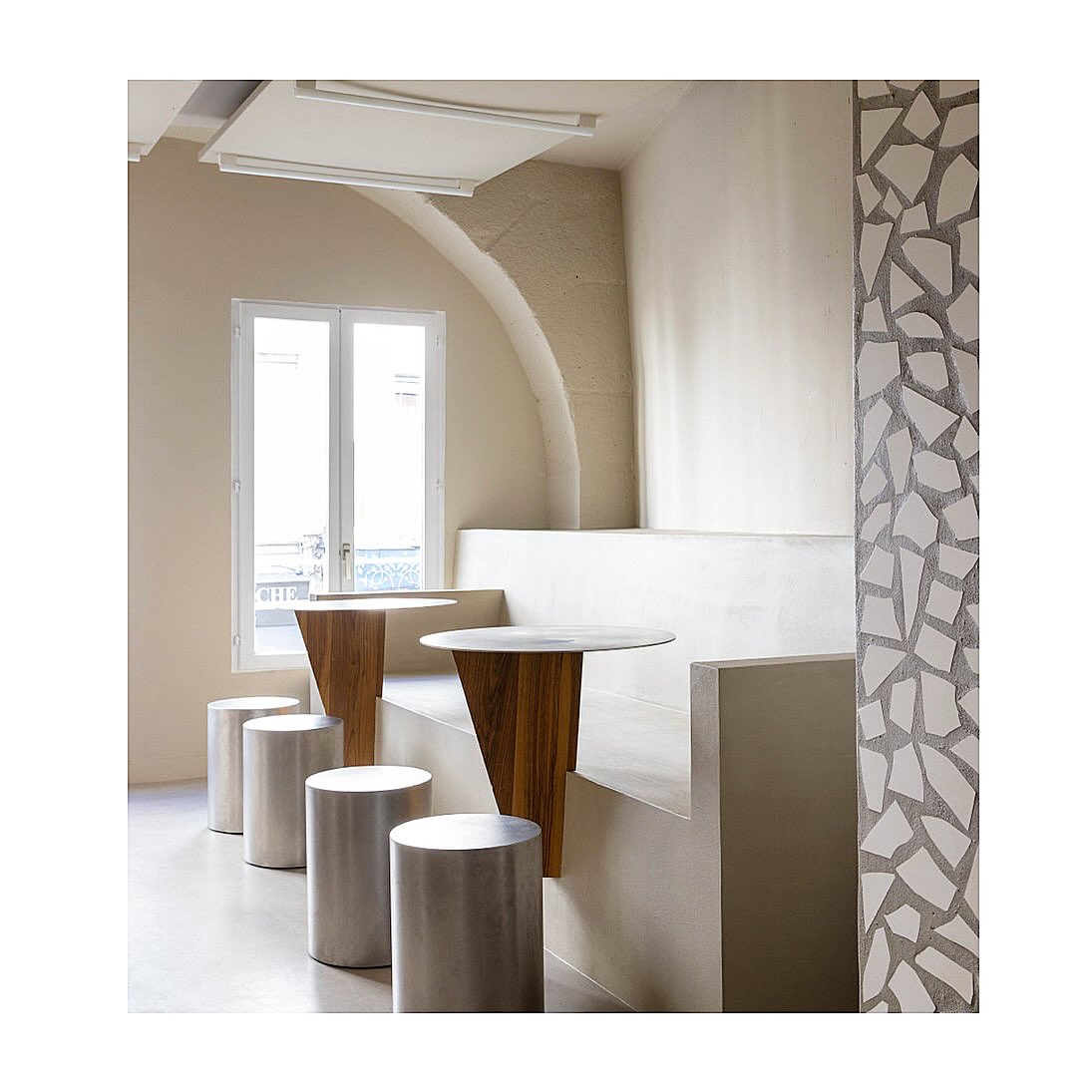 Projet ROUND - Fabrication des piètements de table en bois www.costaudrenovation.com #restaurantdesign #interiordesign #architecturaldesign #renovationparis #rénovation #archilovers #béton #beton #betoncire #parismaville #parisphoto #parisianstyle #surmesure #menuisier #menuiserie #menuisierparis