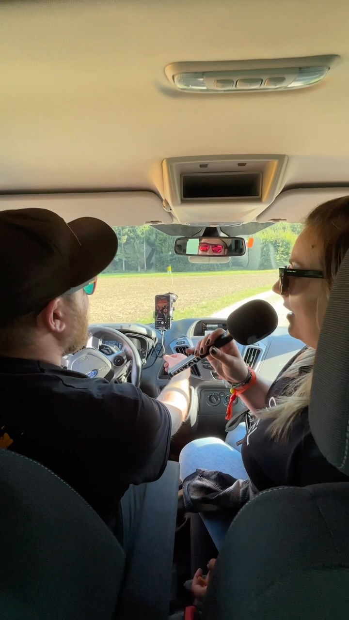 Suchst du den schnellsten Weg zum Gravel Pit? 🏜️ Dann fahr mit Raphi! 🚕
Seit Tag 1 als Shuttlefahrer im Einsatz bringt er dich im Rekordtempo in die Grube & wieder safe zurück zum Parkplatz. Wie macht er das? Erfahre sein Geheimnis & weitere Anekdoten im 📹🔥
#schnelleralsdieKotze #gpf2025 #interview #gravelpit #rock #festival #gravelpitfestival 🎤 @muri_belle