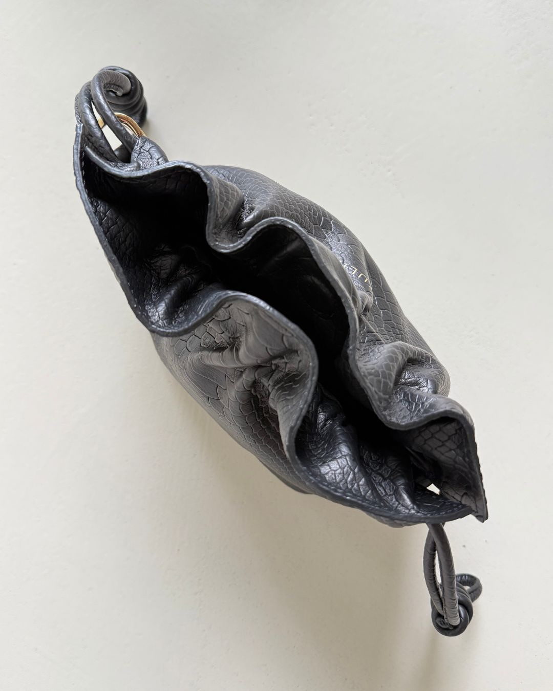 Minimalizm z charakterem
Worek ściągany KULIK – skóra premium z tłoczeniem mamba, perfekcyjny balans pomiędzy prostotą a wyrazistym detalem. 🖤
Noszony do garnituru w kolorze khaki staje się subtelnym, ale mocnym akcentem stylizacji.
Elegancja, wygoda i nowoczesna forma w jednym.
Czy to już Twój must-have na jesień?