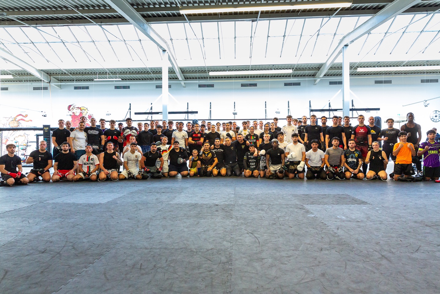 Was für ein starkes Seminar mit @tamerlan_dulatov! 💥
Danke an alle, die dabei waren – euer Einsatz, eure Energie und euer Support haben den Tag besonders gemacht! 🙌🔥
Großer Dank vor allem an @tamerlan_dulatov @iwan_tagner und @mimounluta für die inspirierenden Einblicke und den Austausch auf und neben der Matte. 💯
Wir wünschen dir viel Erfolg für deinen anstehenden Kampf – wir stehen hinter dir! 🥊💪
📸 @jeffrey_kogens
#seminar #fighting #grappling #striking #goldenpunch #teamtamerlan