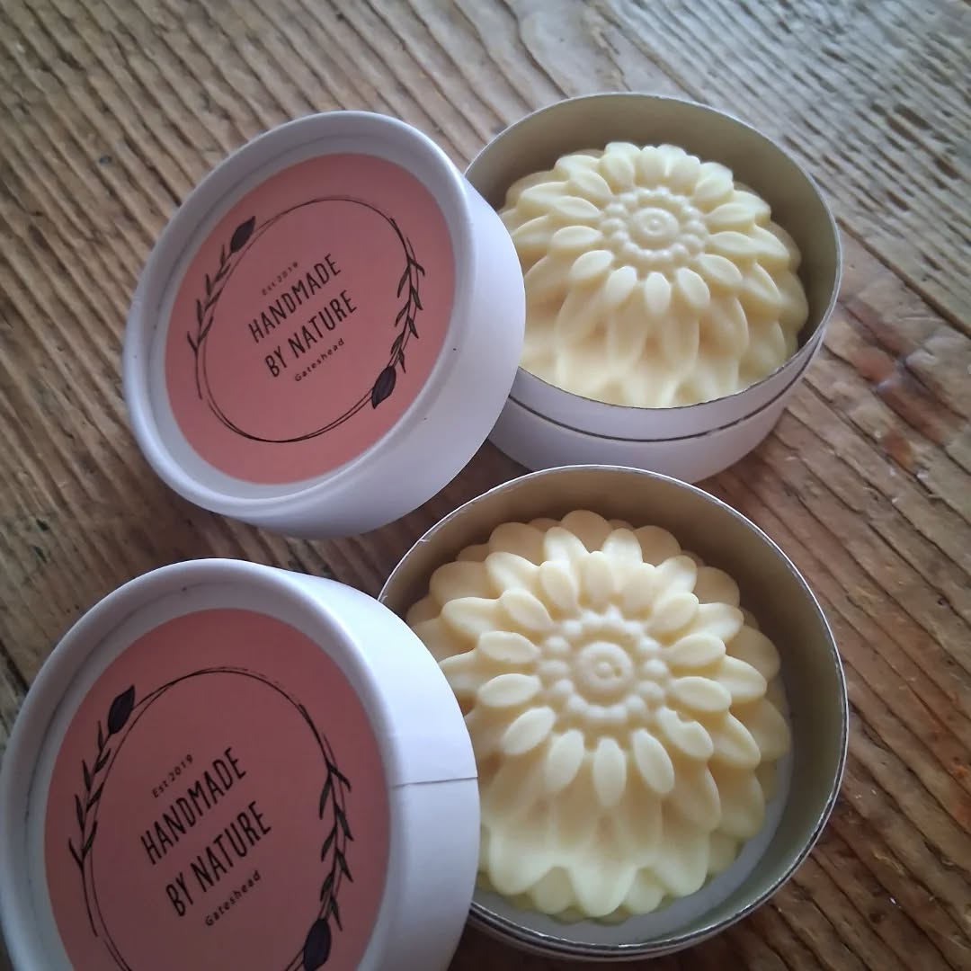 Sweet Orange Solid Body Cream
.
.
.
Had a flurry of orders for these!
.
.
.
For deep lasting hydration - made with cocoa butter - rich in fatty acids to help improve your skin's elasticity.
.
.
.
Apply to towel dried skin after a warm bath or hot shower
.
.
.
#cocoabutter
#naturalskincare
#handmadebynatureuk
#bodybar
#naturalskincare