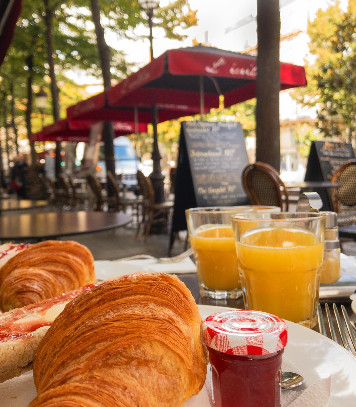 Happy Sunday mes amis! Where is your ‘go to’ for ‘un petit-déjeuner’ in Paris? 🥐☕️
#petitdéjeuner #breakfastinparis #breakfastinparis🇫🇷 #parisbreakfast #unpetitdejeuner #unpetitcafé #cafevibes #sundaybreakfast #placedelasorbonne #lecritoireparis #cafelecritoire