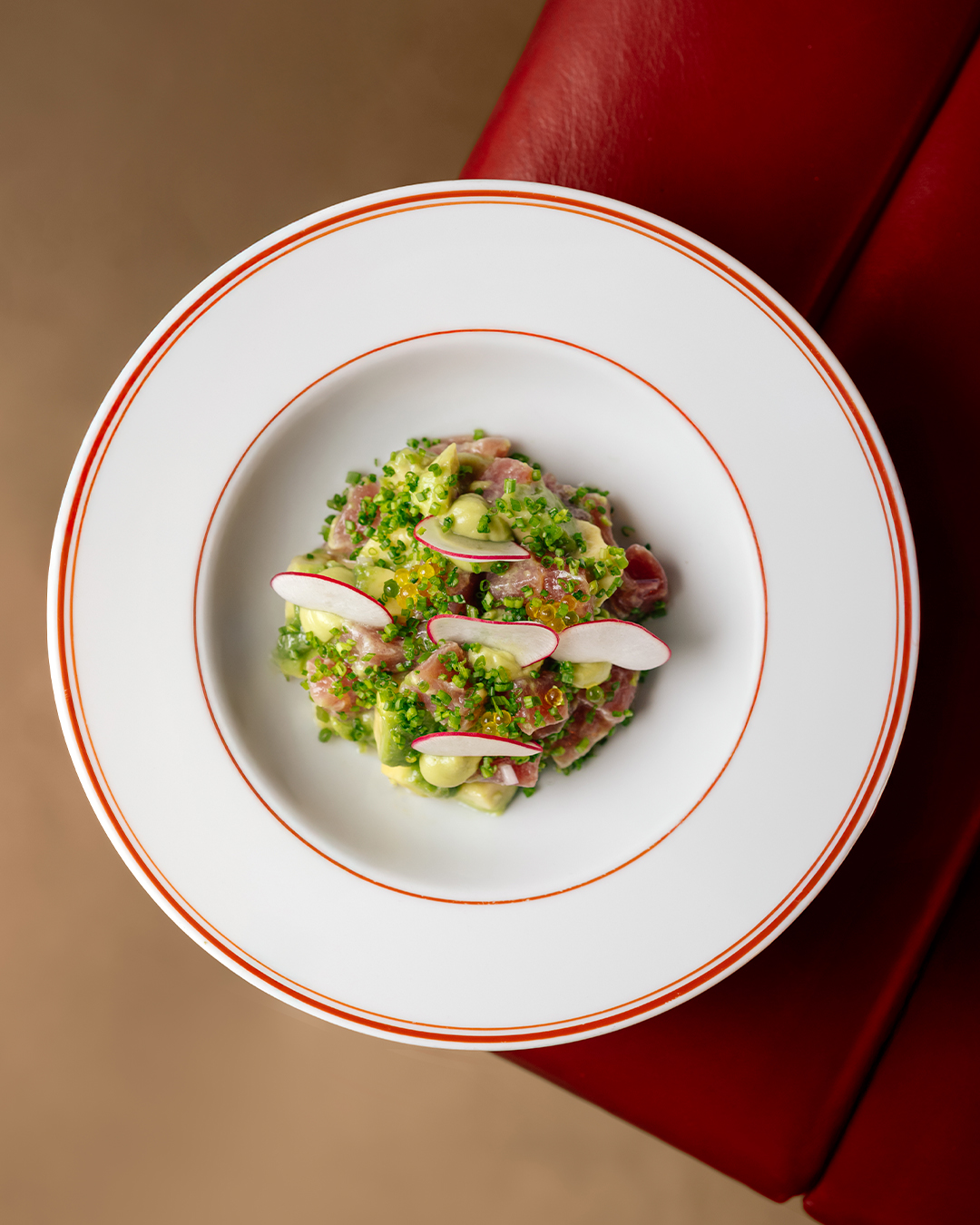 Tártaro de Atum. Leve, fresco e envolvente, como um mergulho no mar num dia de verão. Cada garfada traz a suavidade do atum fresco e a leveza ideal para saborear nos dias mais quentes.
--
Tuna Tartar. Light, fresh, and enveloping, like a dip in the sea on a summer day. Each bite brings the smoothness of fresh tuna and the ideal lightness to enjoy on the hottest days.