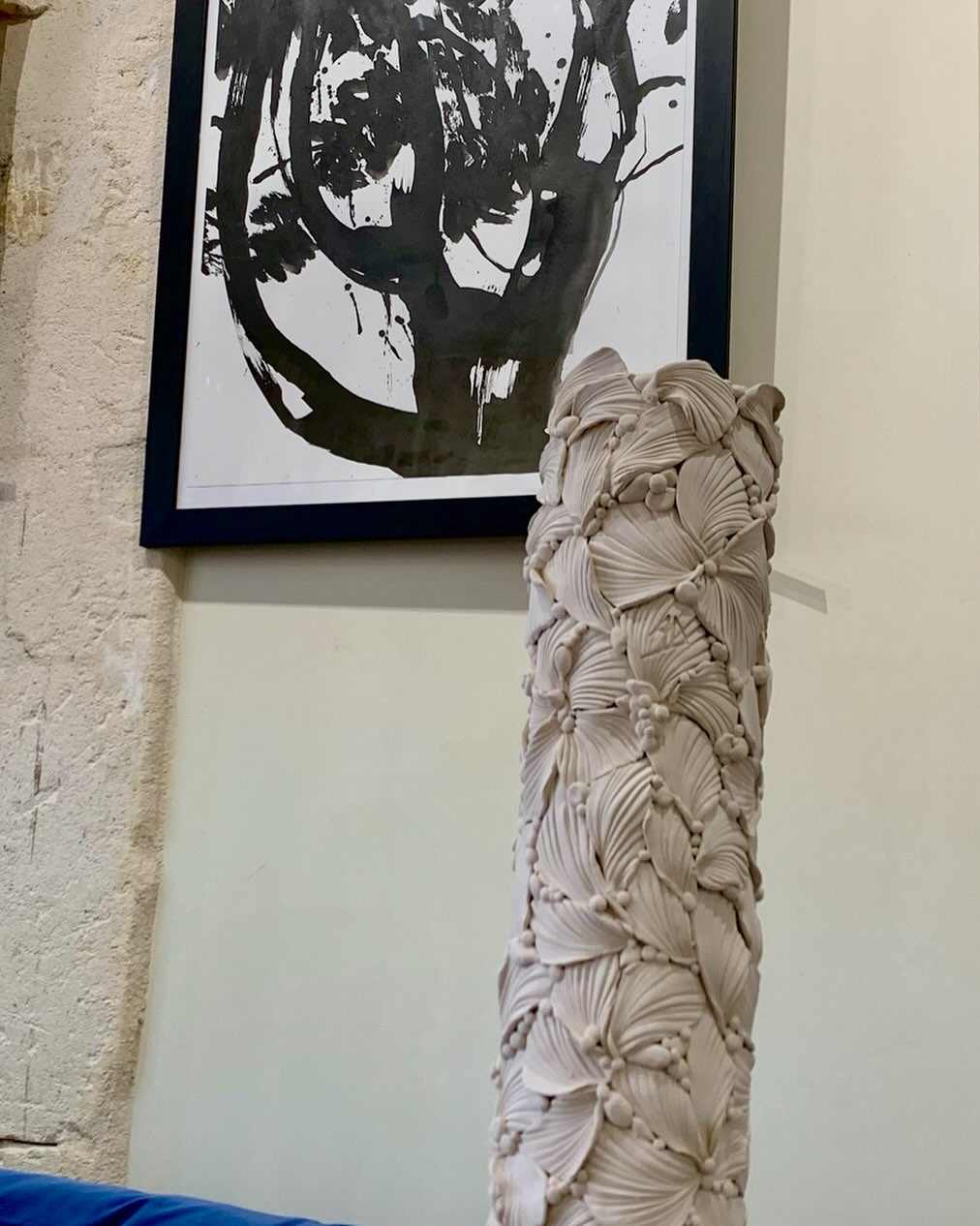 𝗔𝘁𝗲𝗹𝗶𝗲𝗿 𝗡°𝟱𝟴
Épisode onze
Visite détaillée de l’exposition 𝗔𝗴𝗻è𝘀 𝗗𝗘𝗟𝗘𝗧𝗧𝗥𝗘 𝙨𝙘𝙪𝙡𝙥𝙩𝙚𝙪𝙧 𝙨𝙪𝙧 𝙩𝙚𝙧𝙧𝙚 visible jusqu’au 20 septembre au 58 av de la vallée des Baux à Maussane 🏃🏿🏃♀️ ❣️
Au premier plan “TOTEM”d’𝗔𝗴𝗻è𝘀 𝗗𝗘𝗟𝗘𝗧𝗧𝗥𝗘, grès brut, hauteur 55 cm.
Au mur, “Pin d’Alep ” une de mes encres de Chine sur papier, encadré 70x 50cm.
Prix sur demande.
À retrouver sur ma galerie en ligne www.jgrimo.com
#contemporaryart #artexhibition #maussane #femmeartiste #seekinspirecreate #jgrimo
@atelier.a.del @kd_photographies @j.grimo