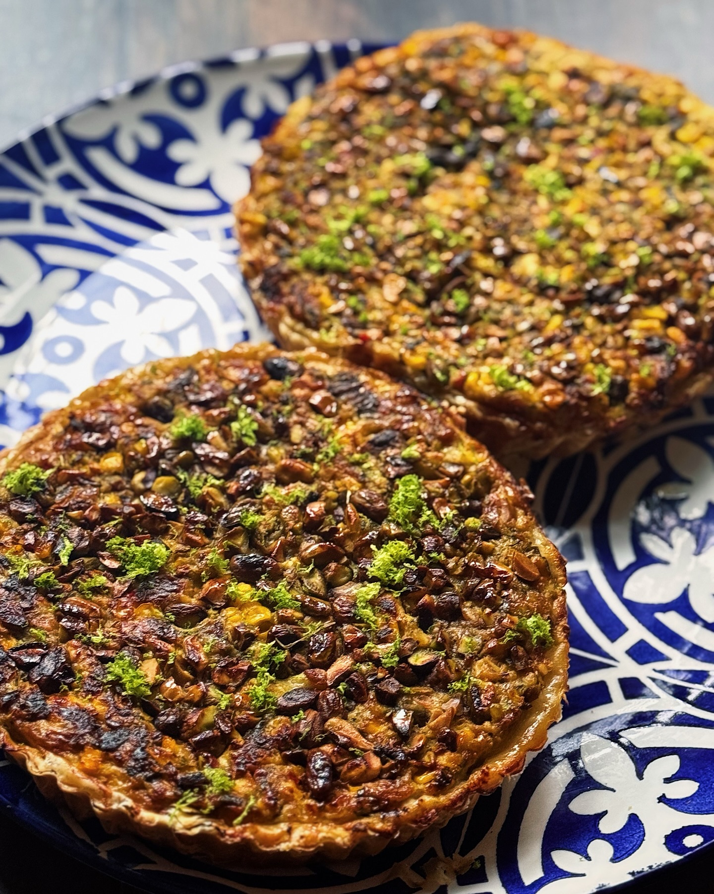 Late summer harvest pie: sweet corn, courgette, smoked cheddar, pecorino, feta, and pistachio. Spiced with ground coriander seed and chaat masala.
#harvestpie #sweetcorndelight #epicuralife #londonplantchef #plantforwardchef #vegetarianpie #vegetarianrecipes #sustainablechef