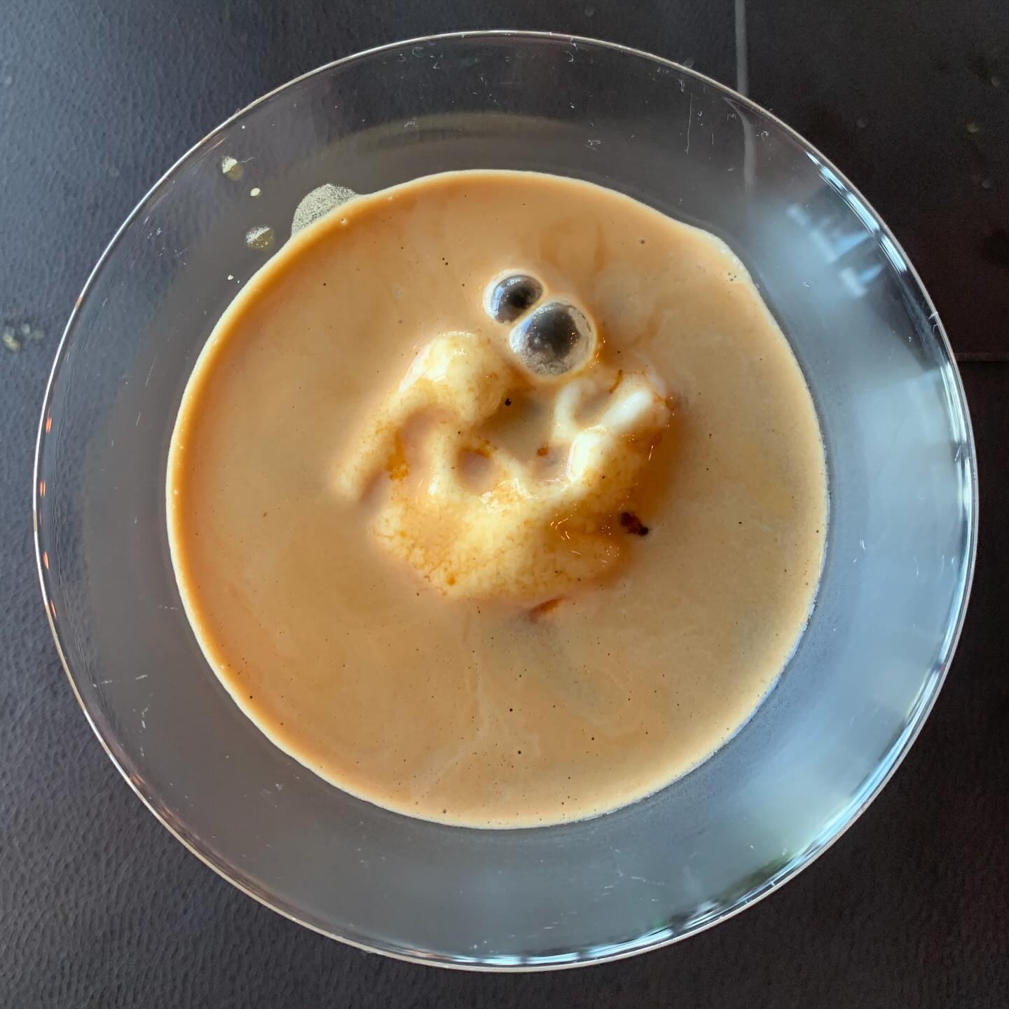 Qu'est-ce que c'est ? C'est mon dessert du jour... un #affogato : glace vanille et un espresso, un moyen de terminer sur un note un peu sucrée mais pas trop 😉😉 Le serveur a versé l'expresso avec un petit pot à lait, j'aurais dû vous faire une vidéo : c'était très chou 😍😍
.
.
#BonAppetit !
.
+ de 170 recettes et astuces sur
www.delicieuxsanssucre.com
Ou lien cliquable dans ma bio @delicieuxsanssucre
.
⚠️ Allez faire un tour sur la page du magnifique 🍀programme TAPAS🍀que je vous ai concocté, pour trouver l'alimentation qui vous conviendra à VOUS 🎯... Lien en bio...
>>Commentez YES et je vous envoie une surprise 😄😄
.
.
.
#Transformezvotrealimentation #alimentationIntuitive
#MangerMieux #MieuxManger #Alimentation #AlimentationSaine #Flexitarien #FaitMaison #DansMonAssiette #MangerSain #MangerSainement #cestropbon #EquilibreAlimentaire #ReequilibrageAlimentaire #DelicieuxSansSucre #IgBas #IndexGlycemiqueBas #RegimeIgBas #miam #miamMiam #VraimentSain #SansGluten #gourmand #bio