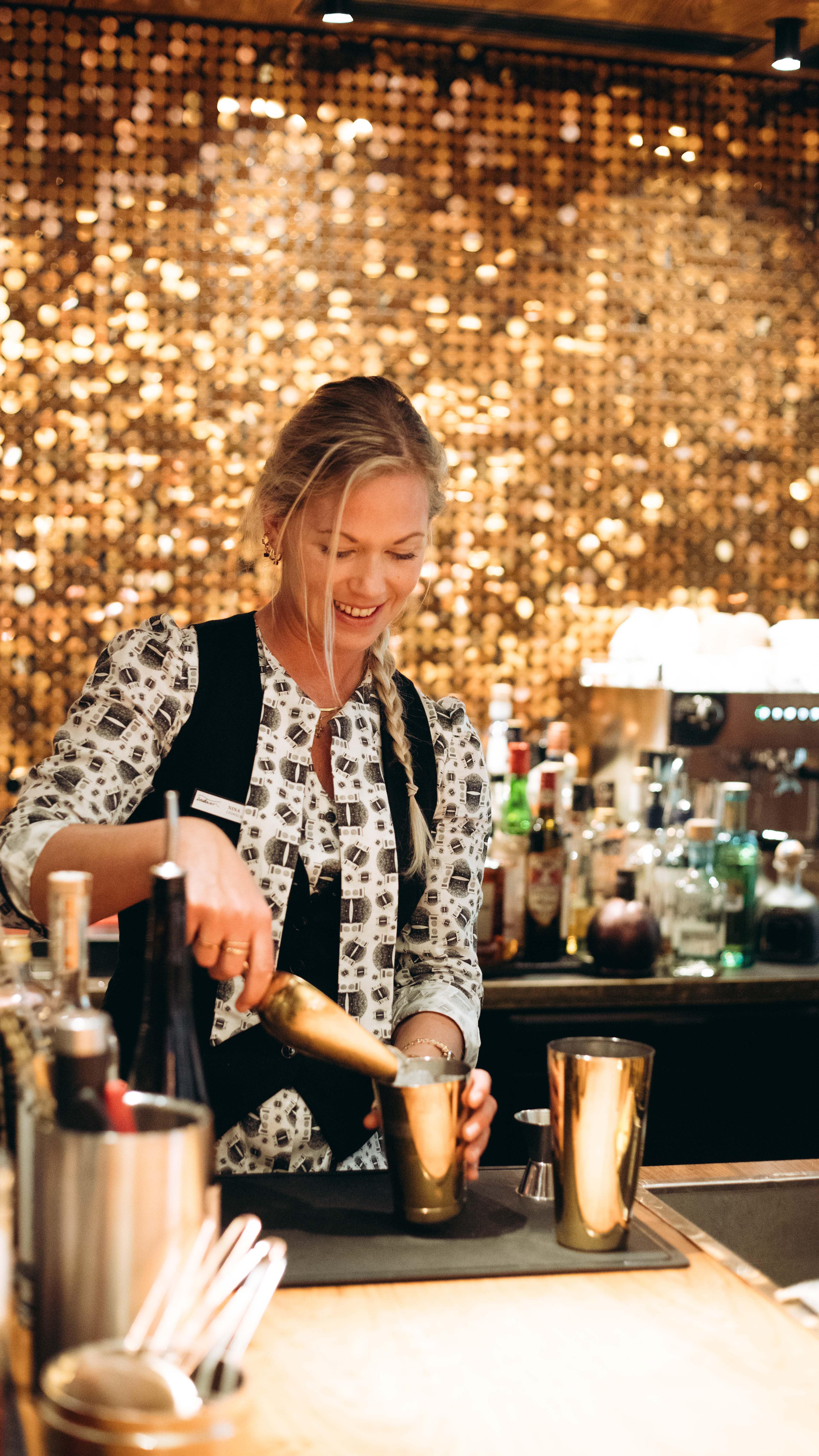 🍹 Friday Vibes at Lvdwig Bar!🤩
Für jeden Geschmack etwas dabei: Ob Spritzer, Signature Drinks, Vienna in 6 Sips & Cocktail-Klassiker.
Genieße den Spätsommer in Wien – drinnen oder draußen in unserem Scharnigarten.
🎶 Am Mittwoch gibt’s ab und zu Live-Musik mit Jengis Sings – Jazz vibes inklusive!
Überzeug dich selbst, pack deine Crew zusammen und komm vorbei – wir freuen uns auf dich! 🖤😍
#lvdwigbar #cocktailbar #cocktailbarvienna #barsvienna #viennadrinks #viennabars