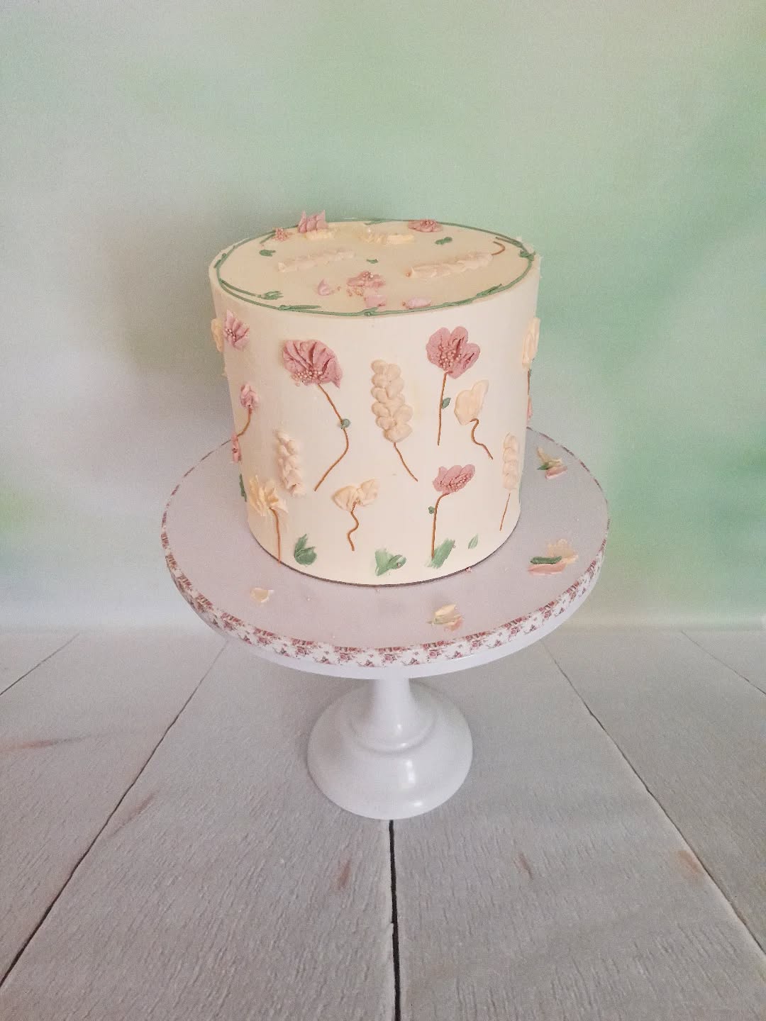 Vous êtes nombreux à aimer la petite touche fleurie sur vos gâteaux… et je dois dire que moi aussi 😍 !
Elle peut se poser de mille façons : des fleurs en sucre élégantes, des fleurs fraîches, des petites fleurs comestibles qui apportent de la couleur… ou, comme ici, de fines fleurs en crème réalisées à la poche à douille 🌼.
Cet été, j’ai eu la chance de créer beaucoup de gâteaux (merci pour toutes vos commandes et votre confiance 💕). Je n’ai pas pu tout partager ici… parfois parce que je manque de temps pour faire de jolies photos, parfois parce que le format Instagram ne s’y prête pas, ou encore parce que la lumière me joue des tours (oui, je ne suis pas photographe, vous l’avez sûrement remarqué 😅).
Et puis, il y a eu aussi… cette fameuse fois où j’ai perdu mon téléphone 📱🙈. Autant dire que depuis, je fais des sauvegardes régulières, parole de cake designer !
Bref, je vais essayer de faire un petit rattrapage de publications ces prochains jours pour vous montrer quelques douceurs fleuries de l’été 🌺.
#laperlerarecakedesign #gateauxpersonnalises #gateauxfleurs #weddingcake #gateauxmariage #patisseriefleurie #gateauxsurmesure #gateauxdanniversaire #gateauxlyon #fleurscomestibles #instacake #oullins
#lyon