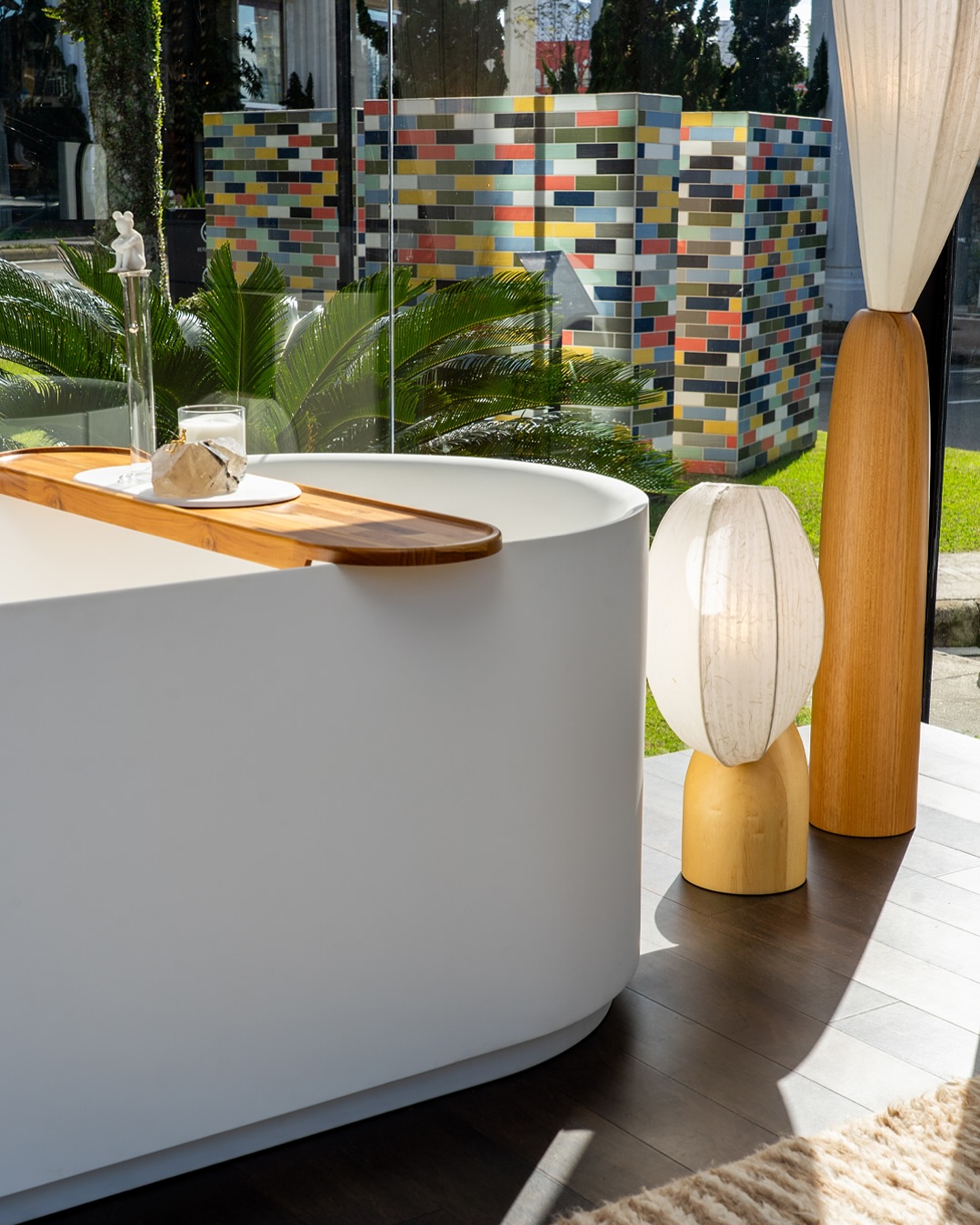 Um projeto que coloca a água como protagonista. Junto à Docol, o escritório @osa_arquitetos trouxe para a vitrine cubo uma composição que eleva a presença desse elemento no ambiente.
A banheira Docol Joy assume o espaço, criando uma atmosfera onde conforto, silêncio e design se encontram de forma precisa.
Uma sala de banho que transforma o cotidiano em um momento de presença e leveza, com forma e sensações caminhando lado a lado.