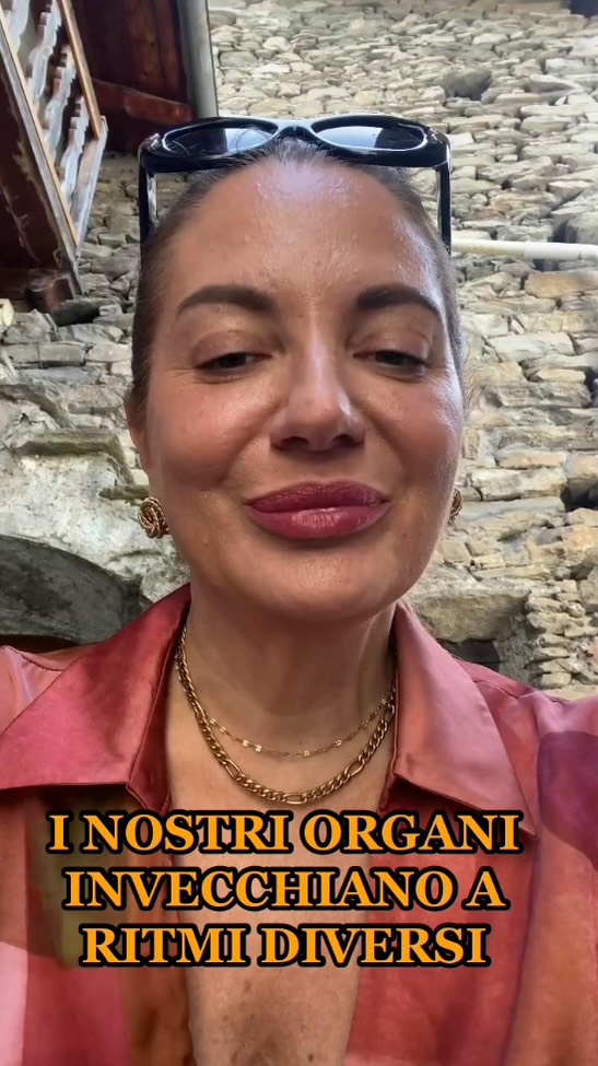 L’invecchiamento non colpisce tutti gli organi allo stesso ritmo.
Uno studio pubblicato su Cell mostra che alcuni tessuti iniziano a mostrare segni di invecchiamento già dai 30 anni.
Lo stress cronico è uno dei principali responsabili di questo processo. È un circolo vizioso: lo stress accelera l’usura delle ghiandole surrenali, e una ridotta funzionalità di queste ghiandole amplifica la risposta allo stress.
La buona notizia è che possiamo intervenire. Alimentazione mirata e tecniche di respirazione sono strumenti semplici, potenti e supportati dalla scienza per regolare il sistema nervoso e ridurre il cortisolo.
Nei miei percorsi unisco le mie competenze di nutrizione con la certificazione come “scienziato del respiro” per creare programmi personalizzati di stress management: perché il benessere nasce dall’equilibrio tra ciò che mettiamo nel piatto e come respiriamo ogni giorno.
Fonte: Cell, Verywell Health.
#Longevità #NutrizioneSana #StressManagement #RespiroConsapevole #Benessere #ScienzaDelRespiro #CiboVero #GestioneDelloStress #HealthyLifestyle #LongevityLifestyle