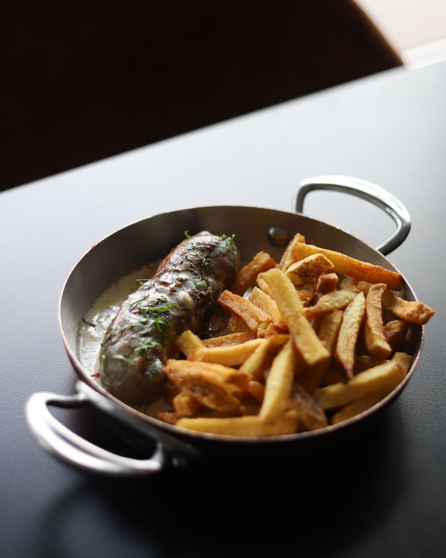 L’incontournable Andouillette de Troyes, servie avec sa sauce onctueuse au Chaource et des frites maison : un hommage savoureux à nos produits locaux 😉