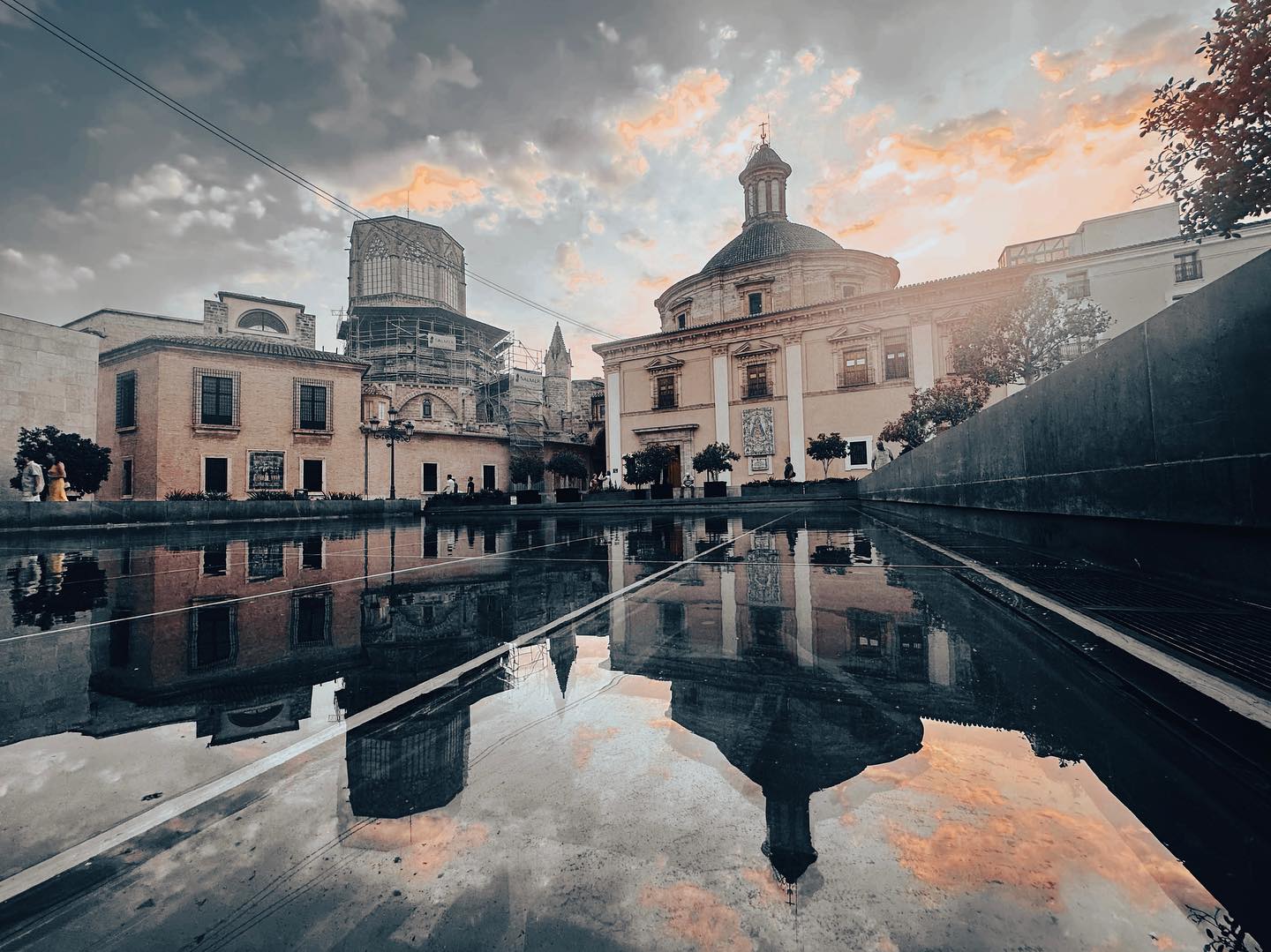 One of our favorite spots is L’Almoina, right in the heart of Valencia 💙.
Have you ever joined one of our bike tours? Then you already know the secrets hidden here…
Plaza de l’Almoina, a place where history comes alive beneath your feet. Here, Roman streets, Arab baths, and medieval walls all meet in one square.
To stand here is to feel the heartbeat of Valencia across two thousand years. The Plaza de l’Almoina is more than an archaeological site; it is a symbol of resilience, transformation, and the enduring beauty of cultural memory. It invites every visitor not only to admire its stones, but to reflect on the journeys of countless people who once walked the same ground…
Are you ready to explore the city with us — by bike, on foot, by scooter, or even by Segway? Together we’ll dive into the real Valencia!
📷: @june_verwijs
Tours in DE/EN/ES/IT/FR/NL
.
.
#gezelligfietseninvalencia #valencia #gezelligvalencia #fietstour #biketour #hiking #hikinginspain #fietseninvalencia #weekendjeweg #cargobike #getinvolvedvalencia #bezienswaardighedenvalencia #bikerental #nederlandsegidsinvalencia #bezienswaardighedenvalencia #citytripvalencia #stedentrip #fietstocht #thingstodoinvalencia #visitvalencia #highlightsvalencia #winetasting #tapastour #paellacookingclass