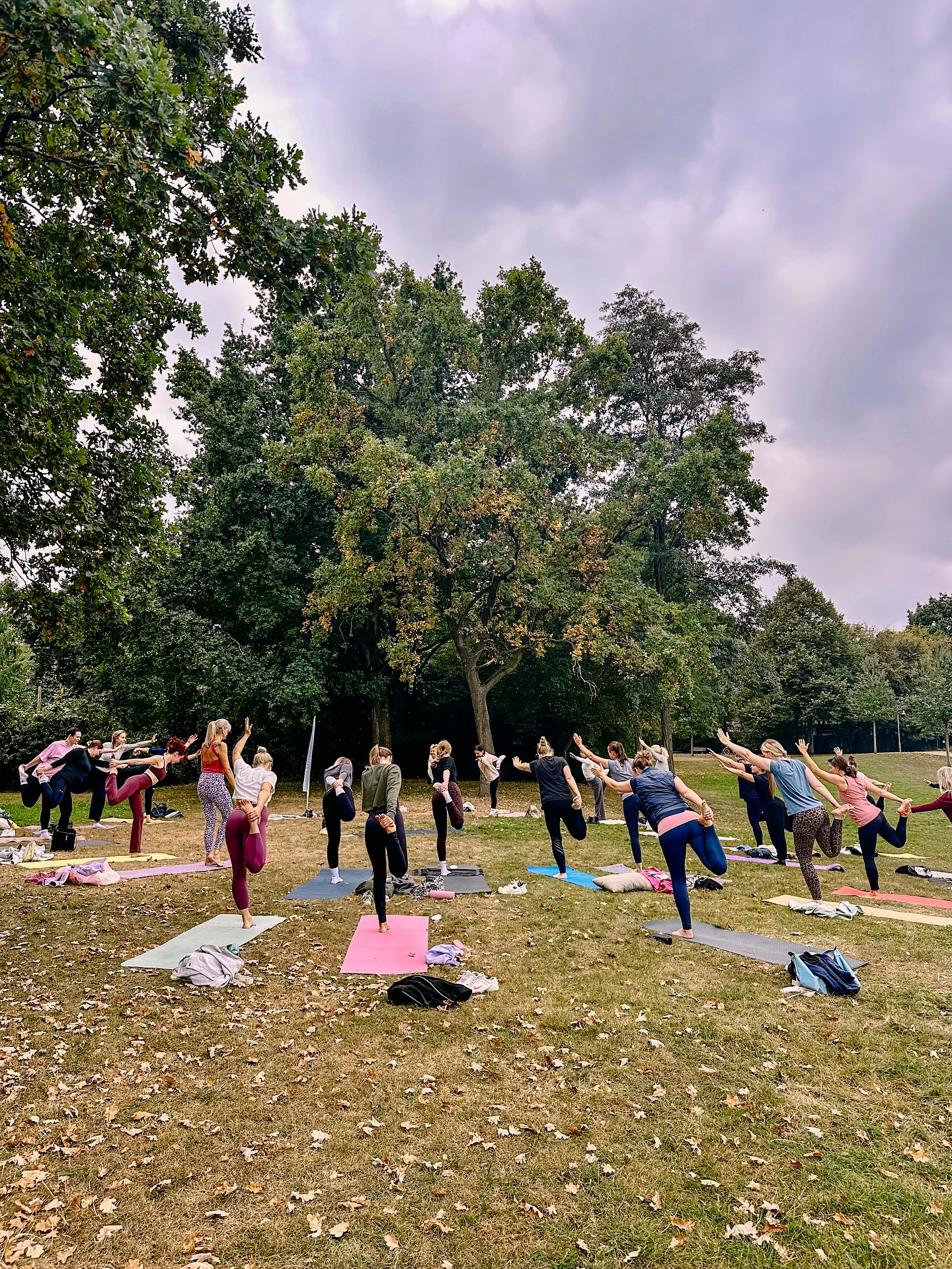 25 Herzen, ein Morgen voller Sonne, Bewegung, Stille und nährendem Essen. Danke, dass ihr Yoga & Picknick am 30.08. so besonders gemacht habt! 🌞
Was für ein wundervoller Samstagmorgen! ✨ Bei traumhaftem Wetter haben wir gemeinsam mit 25 wunderbaren Teilnehmer:innen den Sommer verabschiedet, innegehalten und zurückgeschaut auf die Momente, die uns in den letzten Monaten begleitet haben. 💛
Mit fließenden Bewegungen, Atem und Achtsamkeit haben wir Raum geschaffen für das, was jetzt kommen darf – den Herbst, die letzten Monate des Jahres, neue Impulse und frische Energie. 🍁
Ein riesiges Dankeschön an alle, die dabei waren und an die @glueckskueche.bremen für die wunderbare Kooperation. 🫶
💌 Wer auch 2026 dabei sein möchte: Folgt uns hier und abonniert unseren Newsletter, damit ihr kein Event verpasst!
•
•
•
#yogaundpicknick #achtsamkeit #yogaimfreien #sommervibes #herbstbeginn #dankbarkeit #innehalten #jederkannentspannen #glücksküchebremen