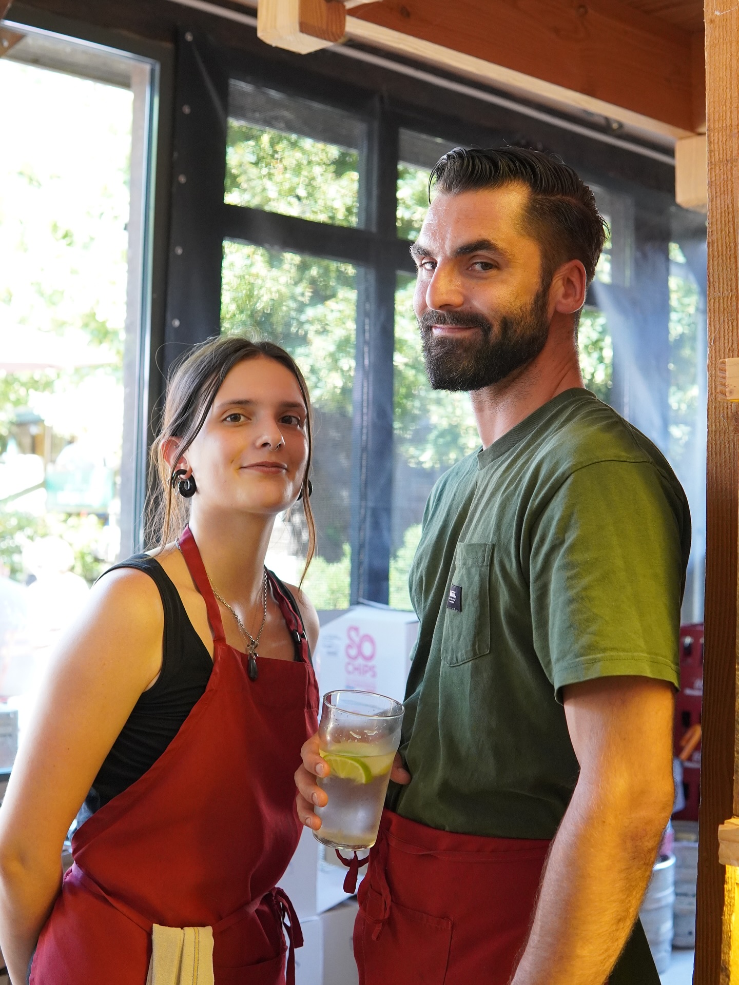 Maelle et Maxime 📸
Vous connaissez déjà sûrement @maellle.dmr qui fait partie de la maison depuis 4 ans maintenant. Elle le sait, mais on va quand même le redire : quelle chance de l’avoir avec nous ! Une responsable de bar (et égérie Capucine) qui nous est très précieuse. 🫡
Elle forme un duo on ne peut plus efficace avec @bis_two_fly , qui vient d’arriver cette année dans l’équipe. Fort de ses diverses expériences professionnelles – en jardinage à Barcelone, commercial et brasseur chez les copains de la @brasseriedelapocalypse, entre autres – il complète parfaitement la team en tant qu’assistant manager. 💥
Passez-les voir au 80 rue Claude Monet, de 10h à 18h à Giverny 🌺
#giverny #givernyfrance #givernymonet #givernygardens #eure #normandie #lacapucinegiverny #caputeam