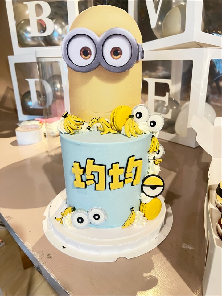 「還在想生日蛋糕要怎麼挑嗎?
不如讓最萌的小小兵來搶鏡頭!📸
翻糖工藝 x 卡通角色 = 最有記憶點的生日派對!
📌 快標記那個最愛小小兵的朋友吧~」
LINE客服|@dear79
板橋|高雄門市據點☎️ 0982779903
———————————————-
#小小兵蛋糕 #小小兵派對 #翻糖蛋糕 #客製化蛋糕 #生日蛋糕推薦 #生日派對佈置 #派對靈感 #客製化甜點 #卡通蛋糕 #造型蛋糕 #蛋糕控 #生日快樂蛋糕 #親子派對 #派對必備 #小小兵迷