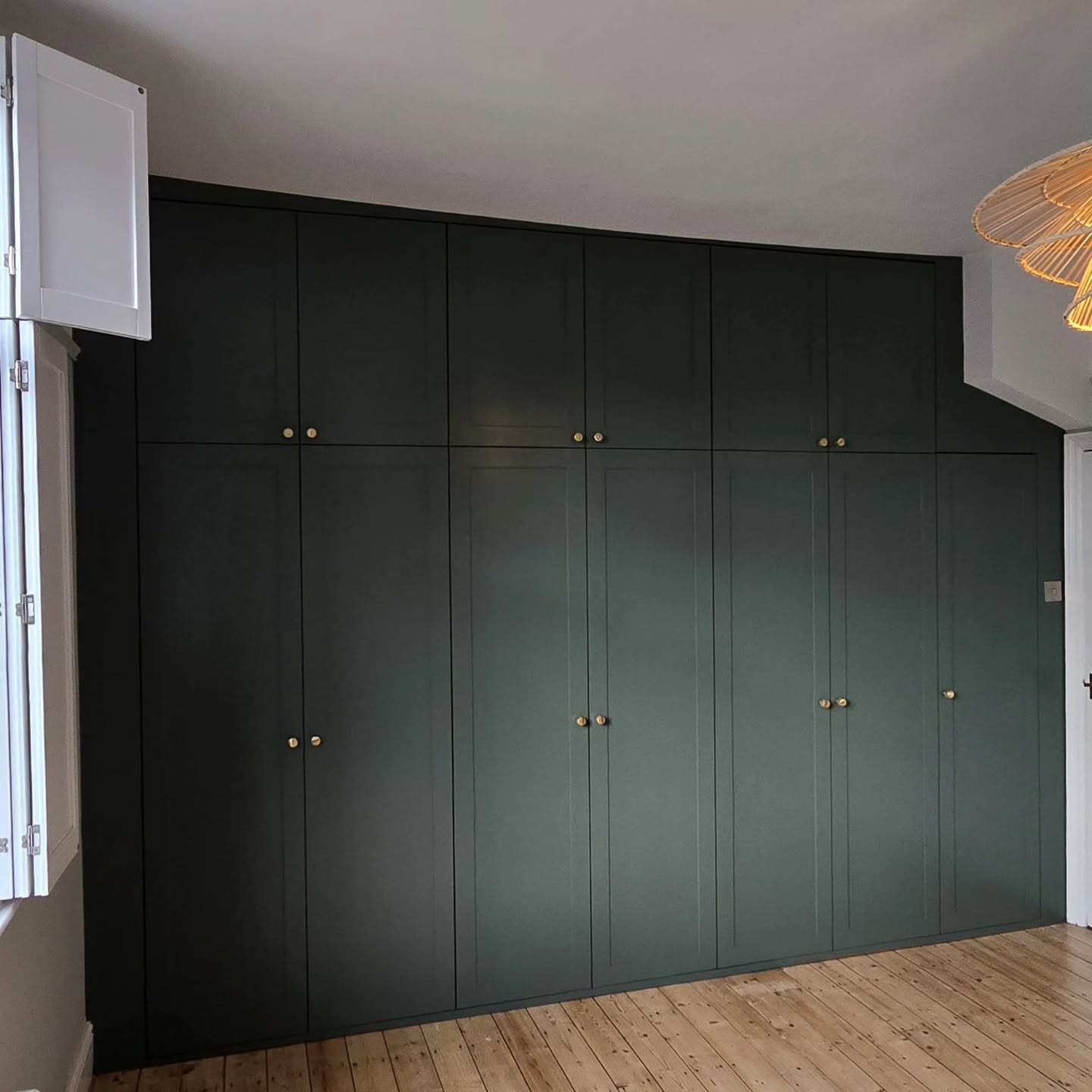 Another wardrobe project completed!
An IKEA PAX base with a bespoke extension, finished in the stunning new Farrow & Ball colour Douter No. 318. 🌿
Custom solutions, timeless style, and a perfect fit for the space.
.
.
.
.
.
#IKEAPAXHack #douter #farrowandball #pax #ikeapax #greenwardrobe #customwardrobe #farrowandball #interiorinspo #bespokedesign #wardrobegoals #madetomeasure