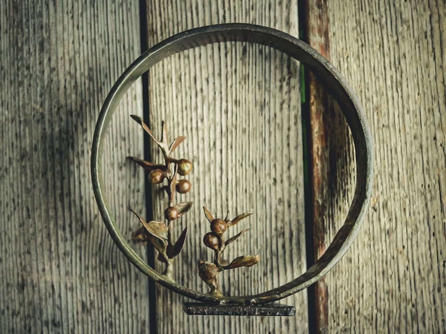 Värmande strålar utsänder
Att trots idel tukt bära frukt
.
Titel av @mutexdeadlock
.
Blåbären och bladen är handformad plåt och ringen kommer från en gammal vagn jag hittade i skogen utanför Storhäggsjö. Patinerad med utgången tatueringsfärg och rost.
.
#wabisabi #wabisabimaker #metalwork #metallkonst #steelwork #metalart #metalsculpture #blueberries