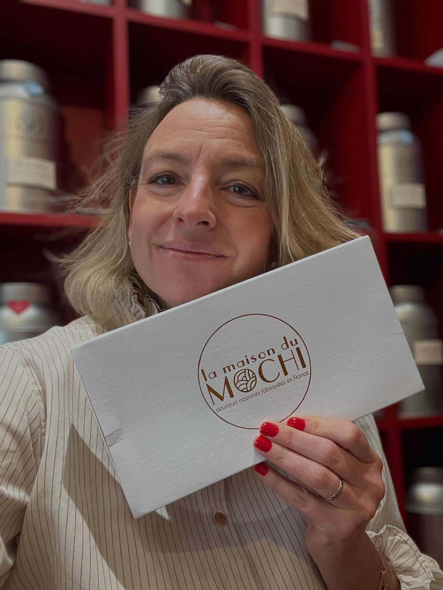 6 ans de douceur poudrée ☁️
Cela fait 6 ans que nous proposons chaque trimestre les merveilleux daifukus mochis de la Maison du Mochi, située à St Martin Le Beau.
Nous sommes fiers de pouvoir, en centre ville, vous offrir régulièrement les coffrets de ces délicieuses douceurs japonaises sans gluten, sans lactose…
Cette année, les prochaines ventes auront lieu le 2O septembre et le 22 novembre.
Pour en profiter, il vous suffit de m’envoyer un SMS, vous commandez le coffret de votre choix, vous le réglez en boutique ou par virement (pour toute première commande) et vous venez le récupérer à la boutique 27 Rue Marceau à Tours le jour de la vente.
Le prix du coffret est de 28 euros.
A bientôt alors ! 🌸🌸🌸
Et pour être prévenus des ventes à l’avenir, envoyez moi vos coordonnées par SMS.
#mochi #toursmaville #daifuku #thé #betjemanandbarton