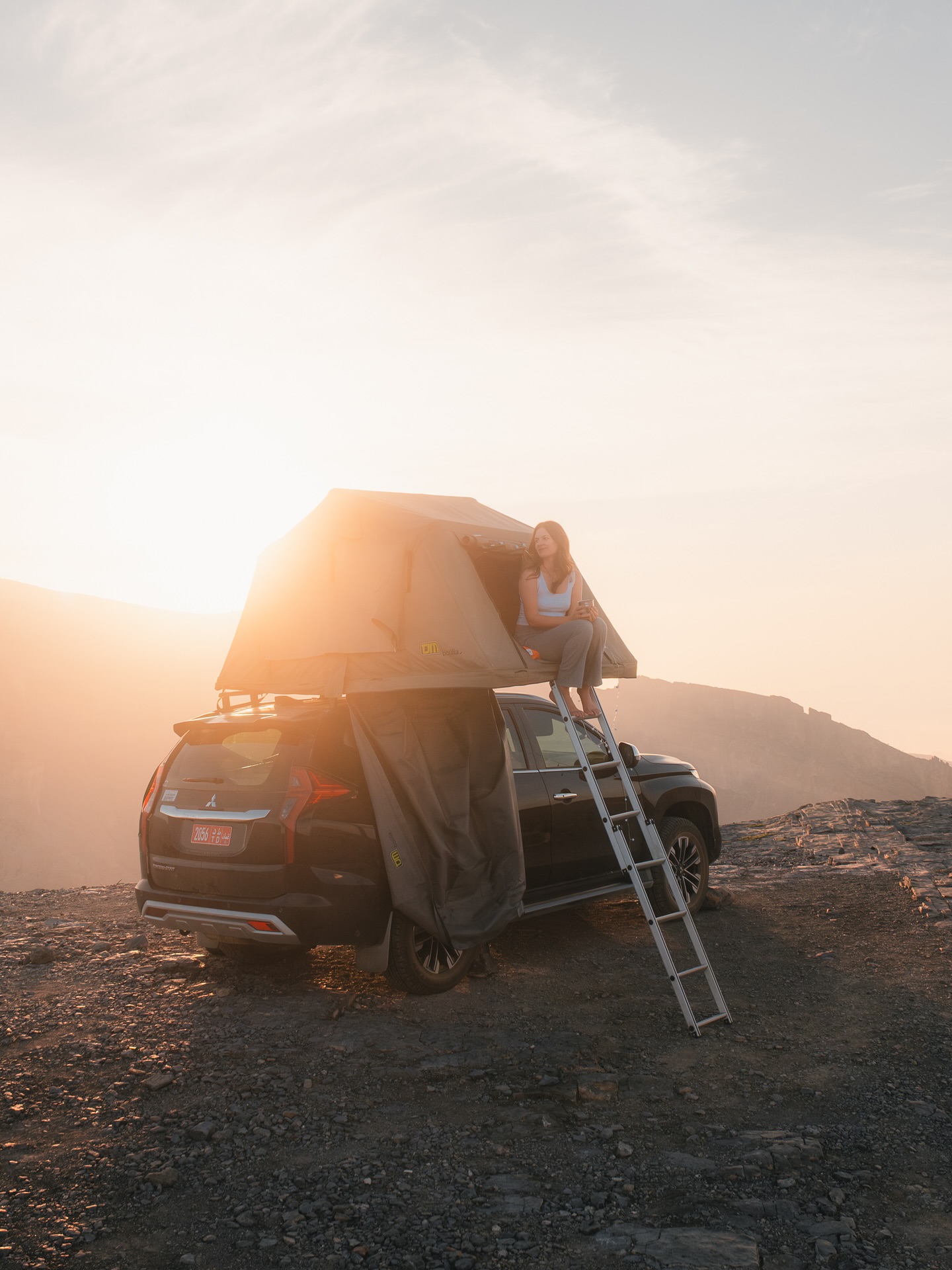 Der Dschabal Schams, auch bekannt als „Grand Canyon des Oman“. 🌄
Eine Nacht hier oben im Dachzelt war eines der Highlights unseres Roadtrips.
Doch dann, mitten in der Nacht: Schritte im Dunkeln. Erst leises Trippeln, dann deutlich hörbar ums Auto herum. Wir lagen still, lauschten und hatten Herzklopfen pur. Wer schleicht da draußen?
Marcel schaute schließlich vorsichtig raus… und blickte direkt in die Augen einer Ziege. 🐐
Nicht gefährlich, nur hungrig und neugierig. Mit großem Eifer schnüffelte sie an unserer Mülltüte, als hätte sie einen Mitternachtssnack gewittert.
Beruhigt konnten wir wieder einschlafen und am nächsten Morgen leistete uns unsere nächtliche Besucherin zusammen mit ein paar Freunden beim Frühstück Gesellschaft.☺️🐐
Was war euer verrücktester Moment beim Campen oder auf Reisen? Erzählt mal!☺️💕
.
.
.
#oman #omantravel #visitoman #jabalshams #grandcanyonoman #omanroadtrip #rooftoptent #rooftoptentlife #overlanding #campvibes #campinglife #vanlifeeurope #dachzelt #dachzeltliebe #reiseblog #reiseblogger #reiseinspiration #travelblogger #travelphotography #landscapephotography #mountainvibes #desertvibes #bucketlisttravel #adventureawaits #worldplaces #earthpix #wonderfulplaces #passionpassport