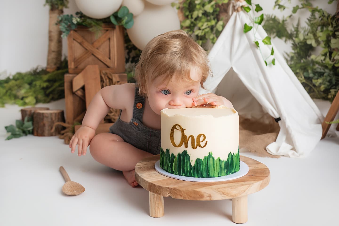 𝐌 𝐀 𝐗 𝐈 𝐌 𝐔 𝐒 ♡
I had the best time catching up with Maximus a year after his newborn shoot, and oh boy, we had a blast!
He quickly realised that eating cake with a spoon and his hands was way too slow, so he went full throttle, face first! 😂 Honestly, who can blame him? I think we all secretly wish we could dive into cake like that without any judgment!
🍰 Cake smash & Splash sessions are such a fun and unique way to celebrate your child’s birthday - each and every session is 100% bespoke and unique to your little one with the theme or colour scheme chosen by you.
✨ Spaces always book up fast, so please get in touch in advance to secure your space in my diary.
📸 Newborn • Baby • Cake Smash • Maternity
💌 starspeckledphotography@gmail.com
📍 Aldershot, Hampshire
#woodlandcakesmash
#cakesmash
#firstbirthdaycakesmash
#1stbirthday
#birthdayphotoshoot
#cakesmashphotography
#firstbirthdayphotoshoot
#birthdayboy
#aldershotbabyphotography
#aldershotcakesmash
#starspeckledheartsphotography