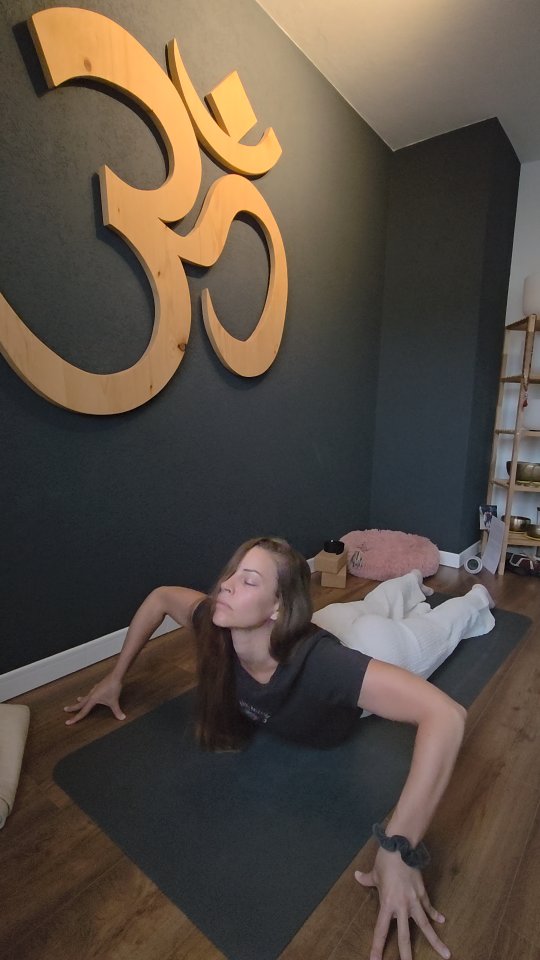 Je m'ouvre à l'énergie de l'automne, je ralentis...
Je lâche tout ce qui ne m'appartiens plus, tout ce qui me prend de l'énergie.
Je dépose à la terre tout ce que je porte sur les épaules.
Je ne garde que l'essentiel, ce qui nourrit mon être, mon corps, mon coeur et mon esprit.
Je viens créer de l'espace, je fais de la place... de la place pour accueillir le calme, la détente, la douceur 🤍