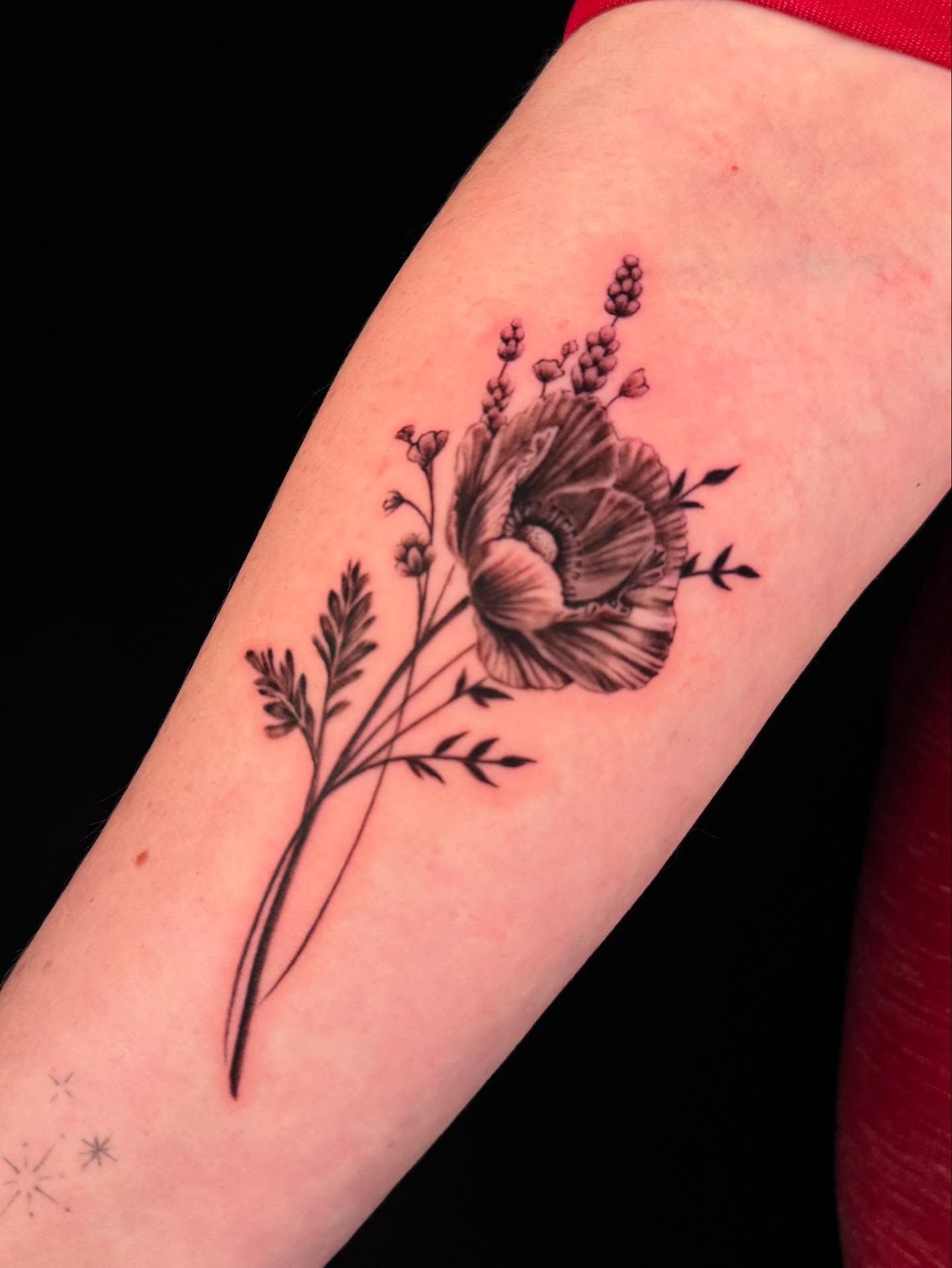 A pretty poppy flower for her daughter 🥰
Thank you @eerie_fae 🫶🏼
#tattoos #tattooartist #arizonatattooartist #femaletattooartist #floraltattoos #blackandgreyrealism #realismtattoo
