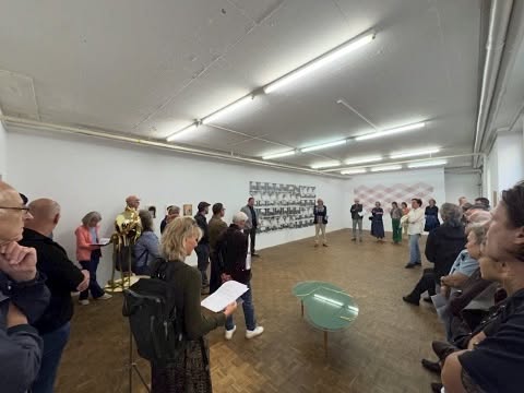 Stanley Kubricks Antikriegsfilm Paths of Glory (1957) bleibt auch im Jahr 2025 erschreckend aktuell. In einer Zeit, in der sich Kunst zunehmend mit globalen Krisen, Machtstrukturen und der Ethik der Repräsentation auseinandersetzen muss, wirkt der Film wie ein früherer Kommentar zum heutigen Diskurs.
So geht die Reihe von Ausstellungen unter diesem Titel und in Anlehnung an Kubrik`s Film, in eine weitere Runde mit gleich zwei Ausstellungsorten, nämlich in der Galerie Kriens und dem Raum für Kunst B74. Mit den Künster*innen Maria Arnold, Irene Bisang, Hansjürg Buchmeier, Edith Flückiger, Miranda Fierz, Pearli Frisch, Marcel Glanzmann, Guy Markowitsch, Charles Moser, Johannes Robert Schürch.