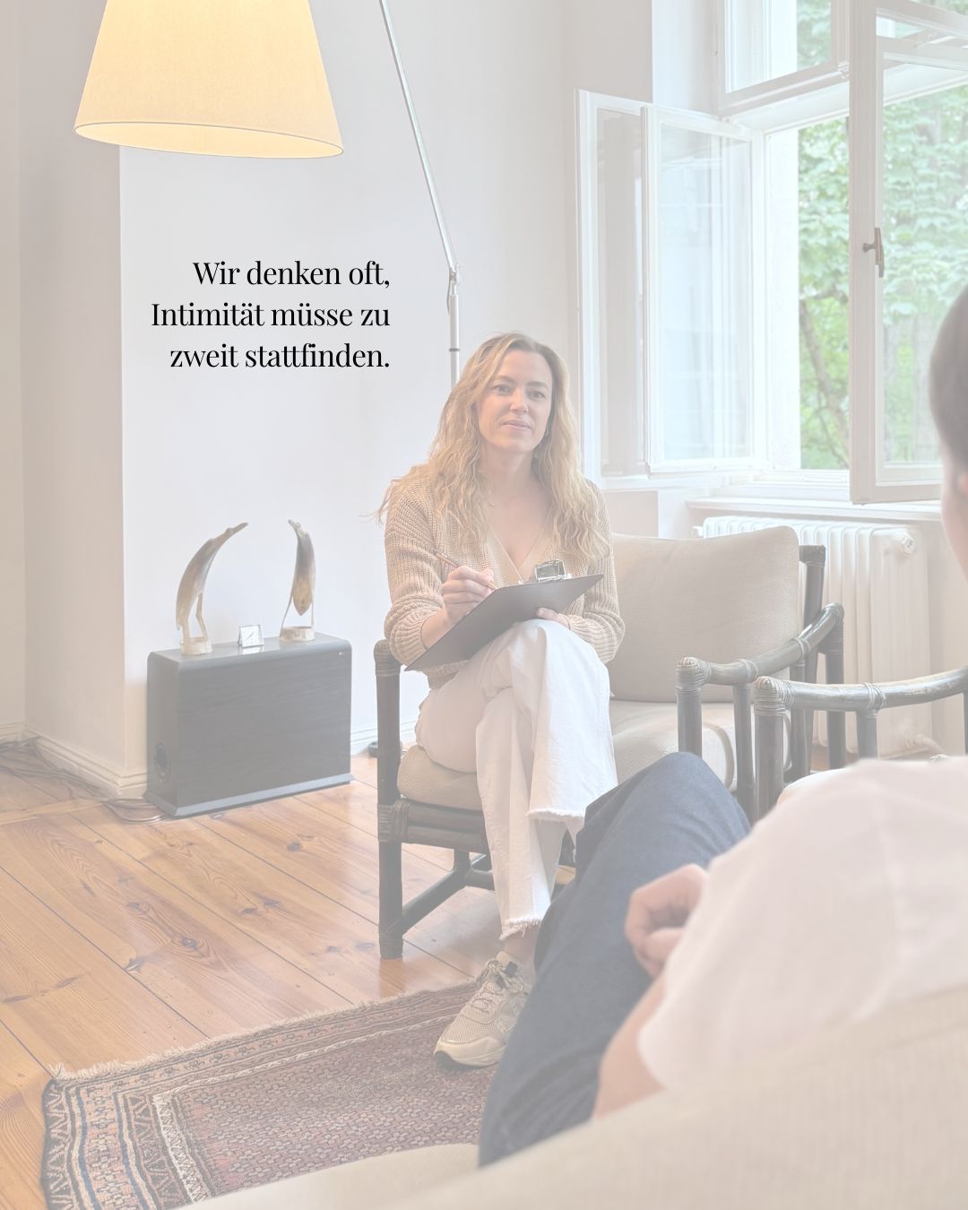 Aber wahre Nähe beginnt bei dir.
Wenn du dich selbst spüren kannst, kannst du dich auch authentisch zeigen. Wir denken oft, Intimität müsse zu zweit stattfinden. Doch in Wahrheit entsteht sie zuerst in der Beziehung zu dir selbst.
Nur wenn du mit dir verbunden bist, kannst du auch deinem Gegenüber in Tiefe begegnen.
#intimität #selbstliebe #nähe #authentizität #paartherapie #sexualtherapie #bewusstsein #achtsamkeit