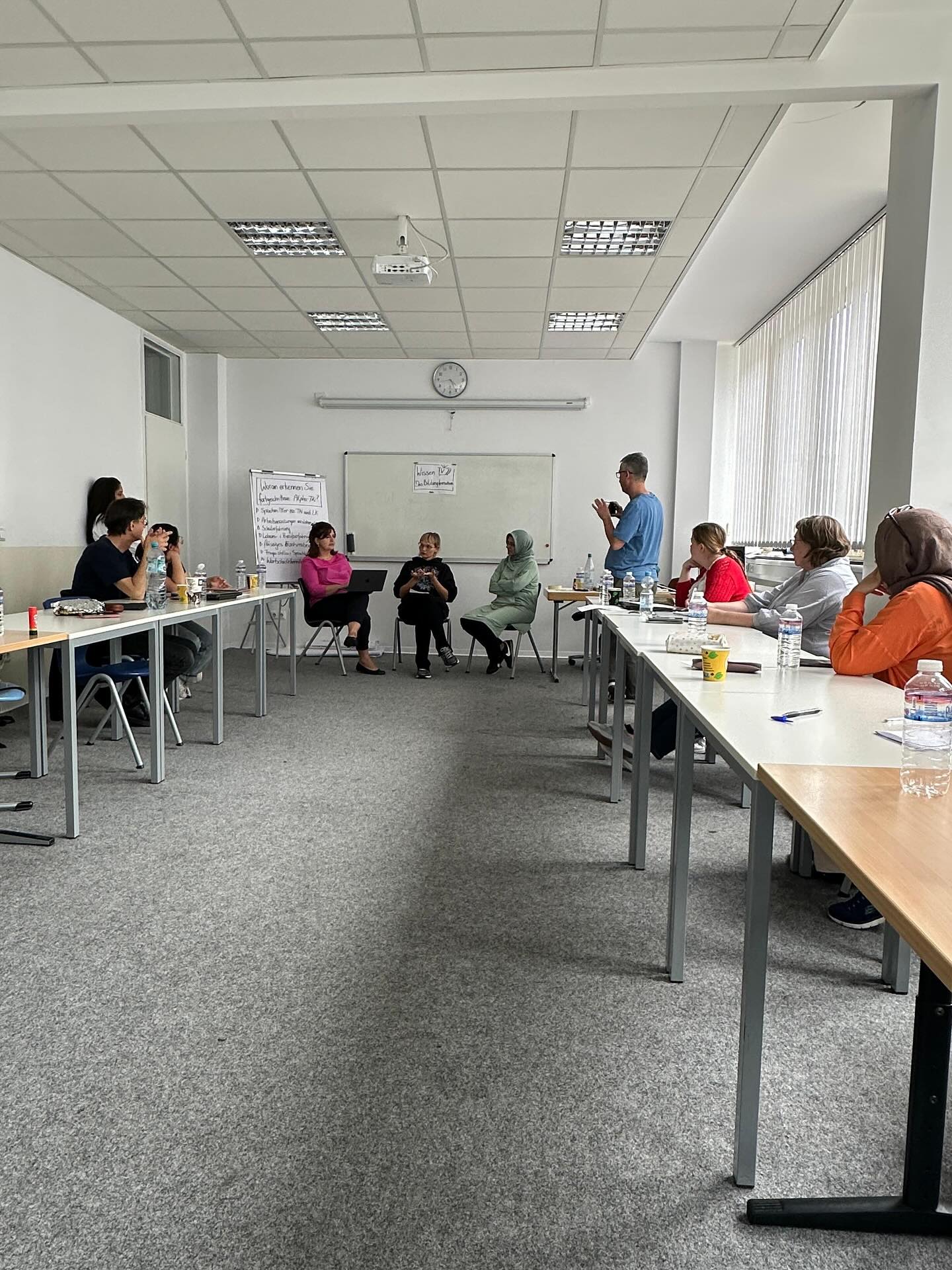 Drei Tage voller Austausch, Lernen und neuen Ideen: Gemeinsam mit der Uni Marburg haben wir uns in der Präsenzphase zur Zusatzqualifizierung Alphabetisierung weitergebildet. Ein Gewinn fßr uns und unsere Teilnehmenden.
#Alphabetisierung #DaF #DaZ #SprachfÜrderung #Lehrkräftefortbildung #UniMarburg #Weiterbildung