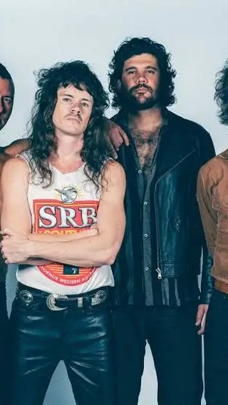 Trying to do a rock’n’roll band in Perth in the 21st century is not exactly the coolest thing in the world. Some people have told us you should change this or do that, but we’re just going to keep doing our own thing.”
It’s an attitude that’s been winning the @thesouthernriverband fans across the globe. Chatting to resident journo @pipinandtheducks at @bigsound they share insights into the upcoming album and their love of falcons.
You can see @thesouthernriverband at @crowbarbris for their final showcase tonight at 11.15pm ✨