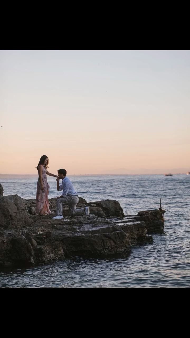A love story written at sunset ✨ Will planned every little detail for the most magical surprise proposal to Brittany on the stunning terrace of Hotel La Tonnarella in Sorrento. A moment filled with love, beauty, and the promise of a lifetime together 💍🌅”
From the breathtaking view of the Amalfi Coast to the golden light of the sunset, everything was simply perfect. Will’s thoughtful planning and the enchanting atmosphere of terrace at Hotel La Tonnarella created the most unforgettable backdrop for Brittany’s ‘yes’. Here begins their journey to a lifetime of happiness together. 💕
#SorrentoProposal #AmalfiCoastProposal #SorrentoPhotographer #ProposalPhotographer #ItalyProposal #EngagedInItaly #AmalfiCoastWedding #SorrentoWedding #ProposalInSorrento #ElopementPhotographerItaly #EngagementInAmalfiCoast #SorrentoElopement #ItalyWeddingPhotographer #ProposalIdeasItaly #RomanticProposalItaly #DestinationWeddingPhotographer #HotelLaTonnarella #AmalfiCoastLove #SunsetProposal #ItalianProposal