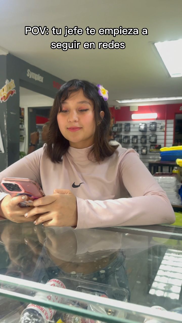 📱👀 Cuando tu jefe empieza a seguirte en redes… y de la nada ya eres “empleada del mes” 🤣🤣
✨🏆 Aunque sea solo por los likes y las historias filtradas.
Con B-Max siempre brillando más que el filtro de Instagram 💚
#BMax #EmpleadoDelMes #HumorDeOficina #TrabajoConEstilo #FollowDelJefe #ModoLike #TeamBMax