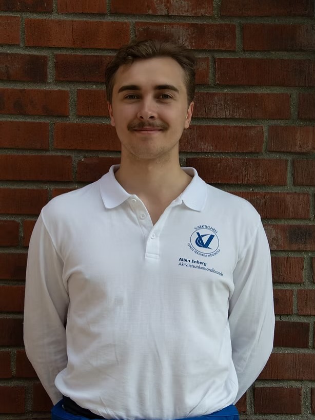 AktU-ordförande Albin Enberg
Hej! Det är jag som är Albin och ordförande för Aktivitetsutskottet. Det är jag och mitt utskott som ansvarar för de sportsliga eventen här på sektionen. Utskottet består av mig, min Sportchef och sex stycken Aktuverade. Min post medför också att hålla koll på Gjuteriet, som består av V-bilen, Arkivet och Hustomteriet.
Med min post kommer också ansvaret att främja god sammanhållning på sektionen, uppmuntra sektionens bastukultur och se till att Ordförande och Vice Ordförande håller kvar sina fötter på jorden.
Efter nollningen kommer Aktivitetsutskottet att ordna löpkvällar varje måndag och sportkvällar varje tisdag. Utöver det så kommer vi även anordna event som fussball turnering, cykelfest, kanothajk, badminton turnering och mycket annat. Så in och följ @aktuverad. Några frågor så är det bara att ta ta tagg i mig i skolan, är ytterst pratglad!
Avslutningsvis vill jag säga att min favoritsak med Vice Ordförande Kasper är att han är laktosintolerant precis som jag och det ger mig en viss trygghet i mitt styrelsearbete.
-Vilken är din favorit-Vincent?
Stångsnurrar-Vincent