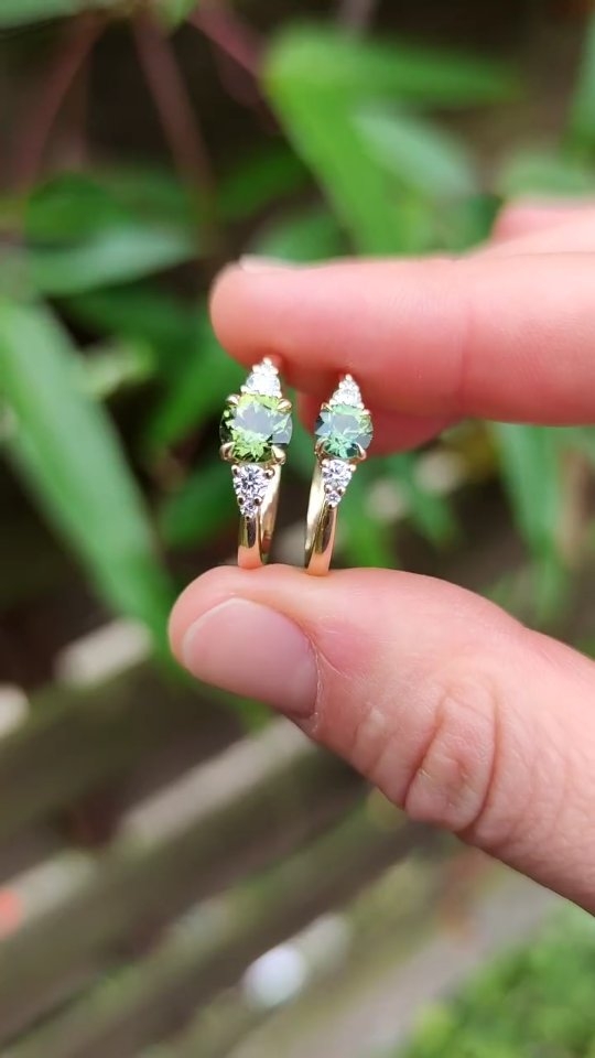 I'm often asked about the actual size difference in the rings I offer... so here is the Ayla ring in two sizes - 0.5ct and 1ct round Australian sapphire - approximately 5mm and 6mm in diameter. Which do you prefer?