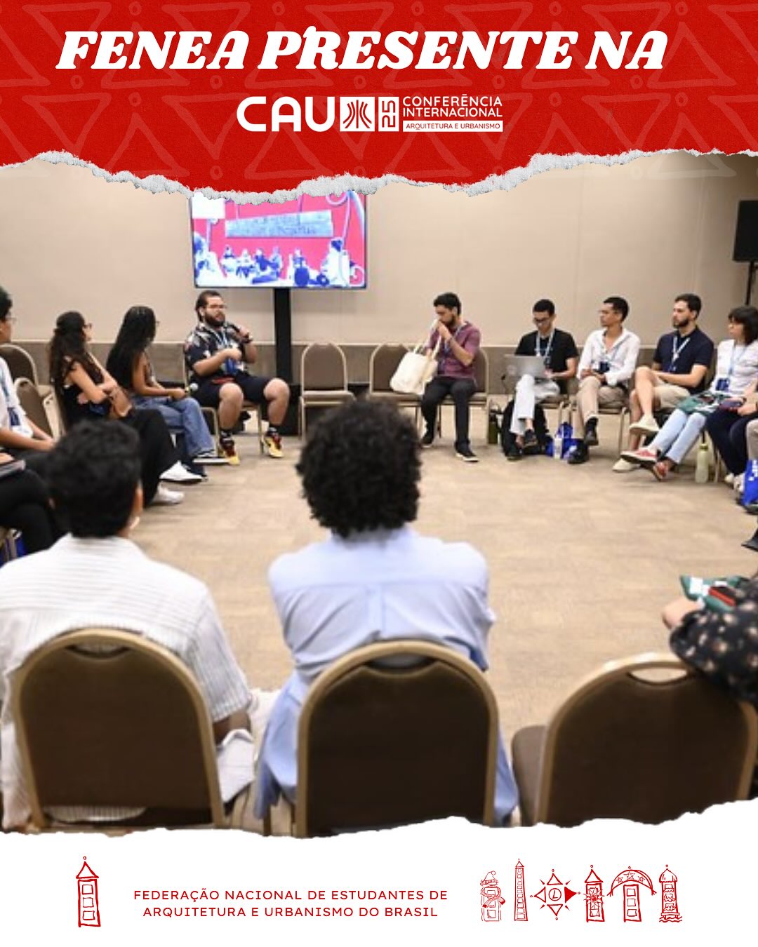 Entre os dias 4 e 6 de setembro de 2025, Brasília sediou a Conferência Internacional de Arquitetura e Urbanismo, com o tema “Arquitetura e Urbanismo para todos”. O evento reuniu estudantes, profissionais e pesquisadores em torno de debates sobre o futuro das cidades, o papel social da arquitetura e urbanismo e os desafios contemporâneos da profissão.
A Federação Nacional de Estudantes de Arquitetura e Urbanismo (FeNEA) marcou presença de forma ativa, promovendo um importante encontro de debate e discussão que reuniu estudantes de diversas regiões do Brasil.
Esse espaço possibilitou a troca de experiências, a reflexão coletiva sobre a formação acadêmica e profissional e a construção conjunta de perspectivas sobre temas como direito à cidade, sustentabilidade, democratização do ensino e atuação social dos arquitetos e urbanistas.
A participação da FeNEA foi essencial para assegurar que a voz estudantil estivesse presente em um fórum de alcance nacional e internacional, fortalecendo o protagonismo dos futuros arquitetos e urbanistas e reafirmando o compromisso da entidade com uma formação crítica, engajada e comprometida com a transformação social.
#arquitetura #urbanismo #conferencia #CAUBR
#atuacao